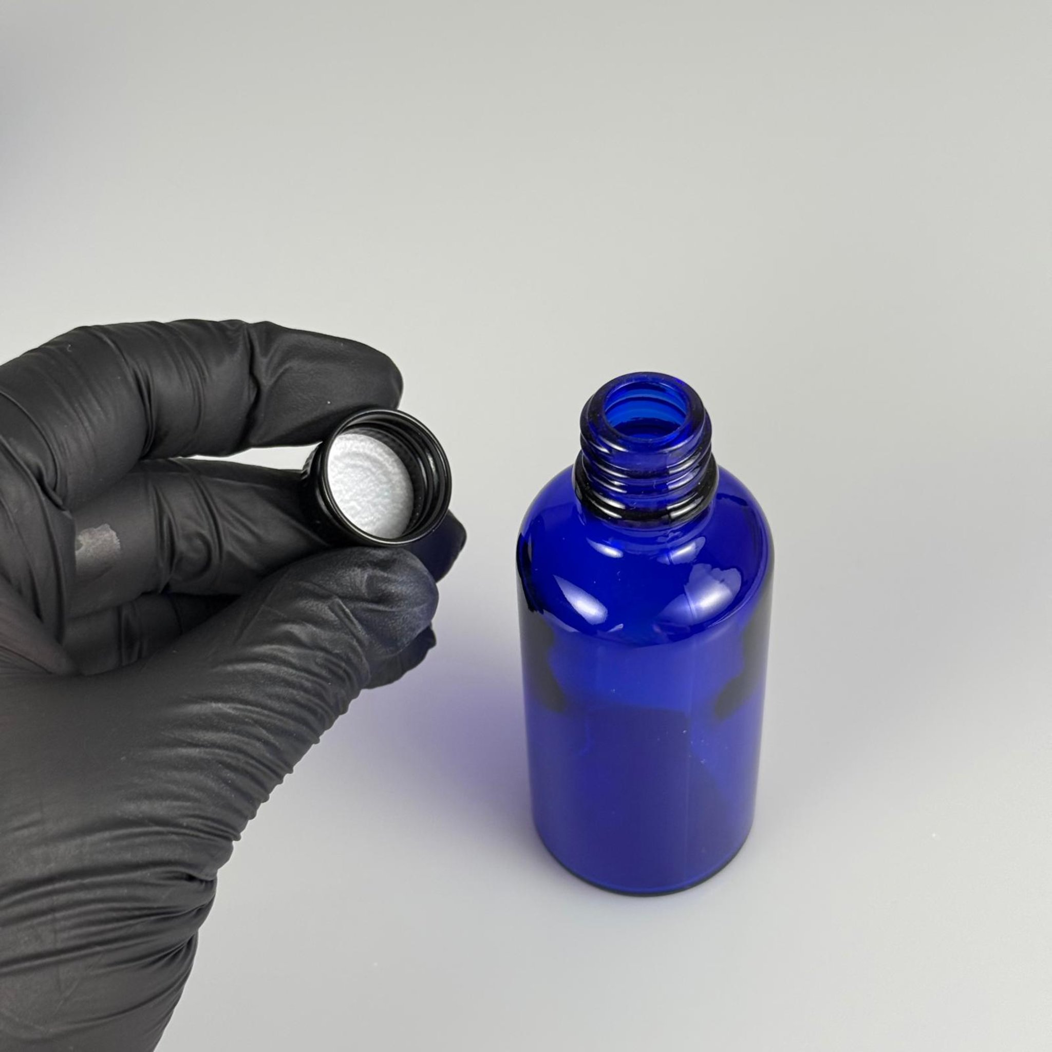 50 CC MAVİ CAM ŞİŞE + KÖPÜK CONTALI SİYAH ALÜMİNYUM METAL KAPAKLI TAKIM - 50 ML MAVİ CAM ŞİŞE