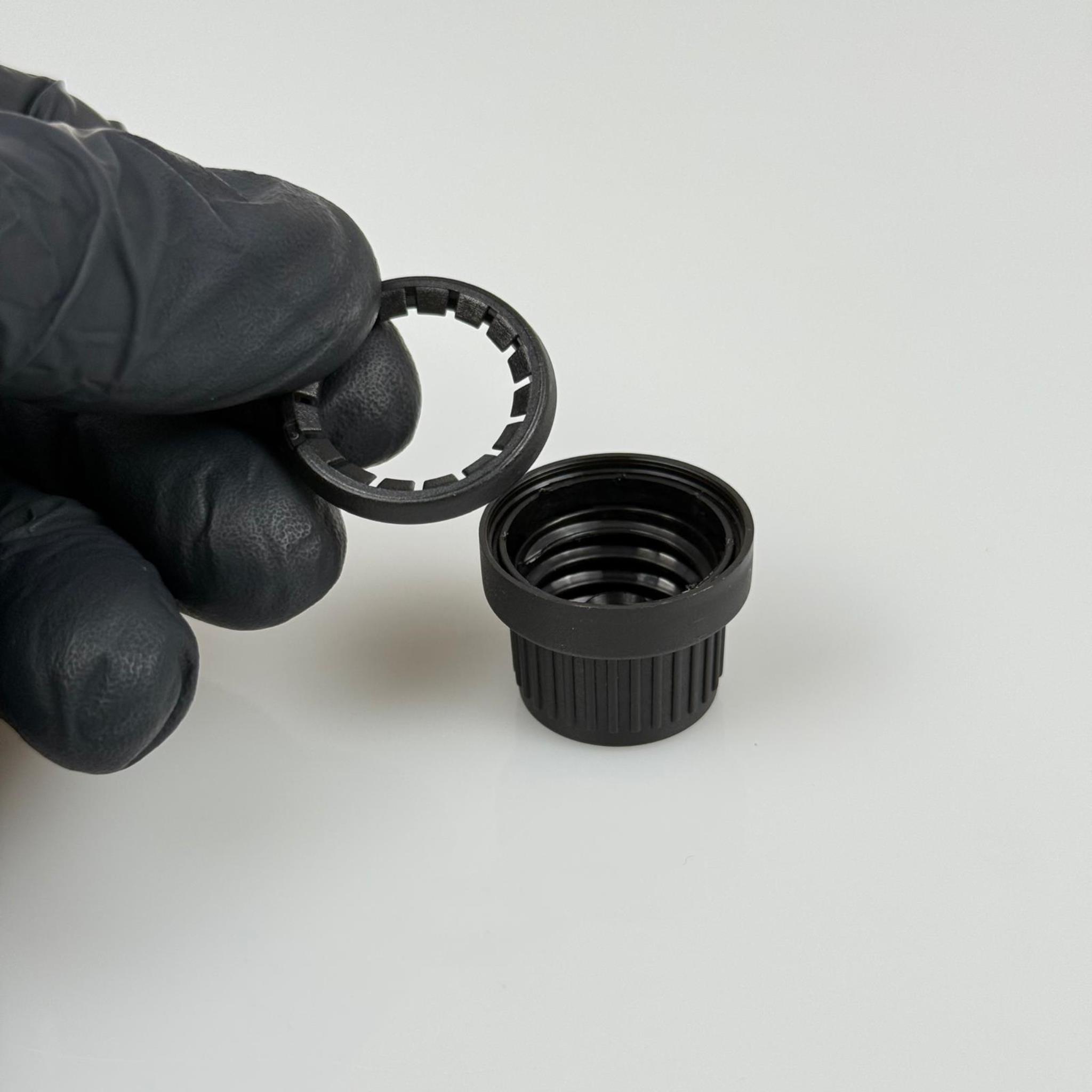 18 MM İÇTEN DAMLALIKLI KİLİTLİ KAPAK SİYAH