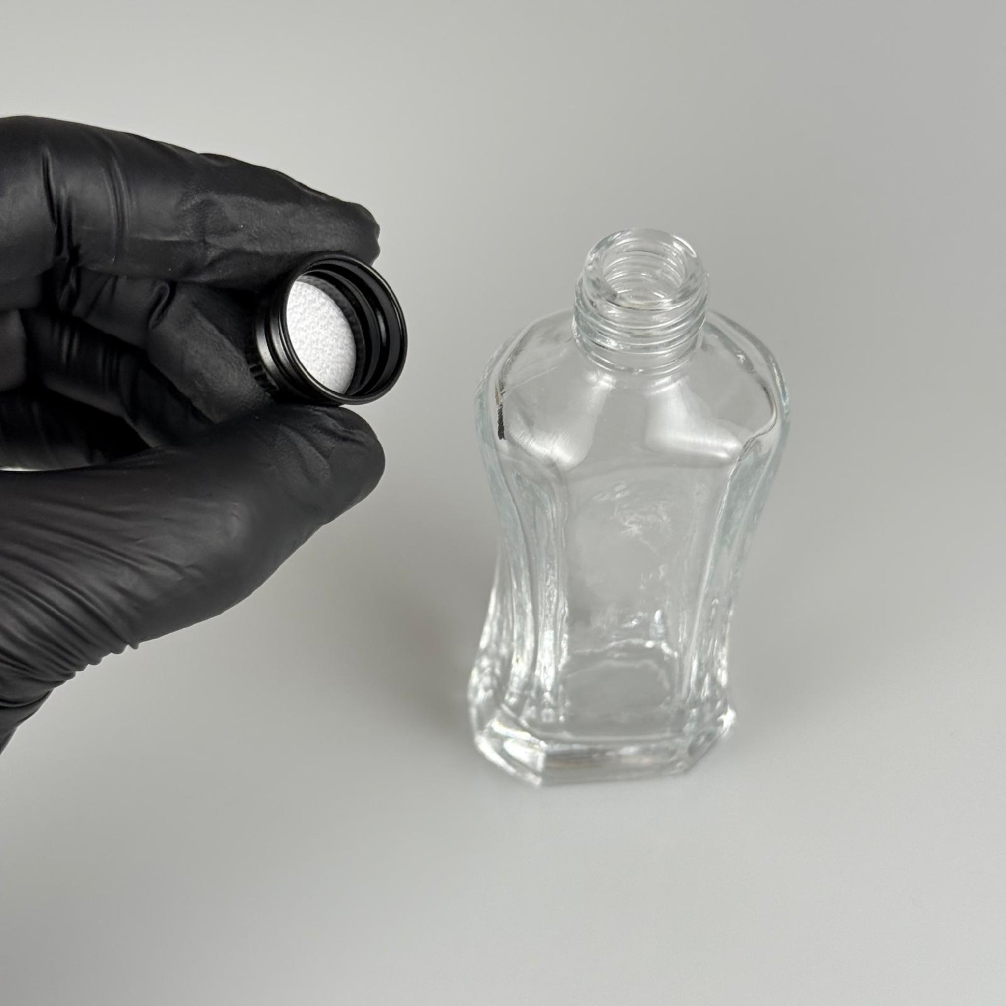 50 CC MİLANO MODEL CAM ŞİŞE + SİYAH ALÜMİNYUM METAL KAPAKLI TAKIM - 50 ML LÜKS CAM ŞİŞE (CAMIN KALINLIĞI İLE İLGİLİ + - 5 ML TOLERANS OLABİLİR)