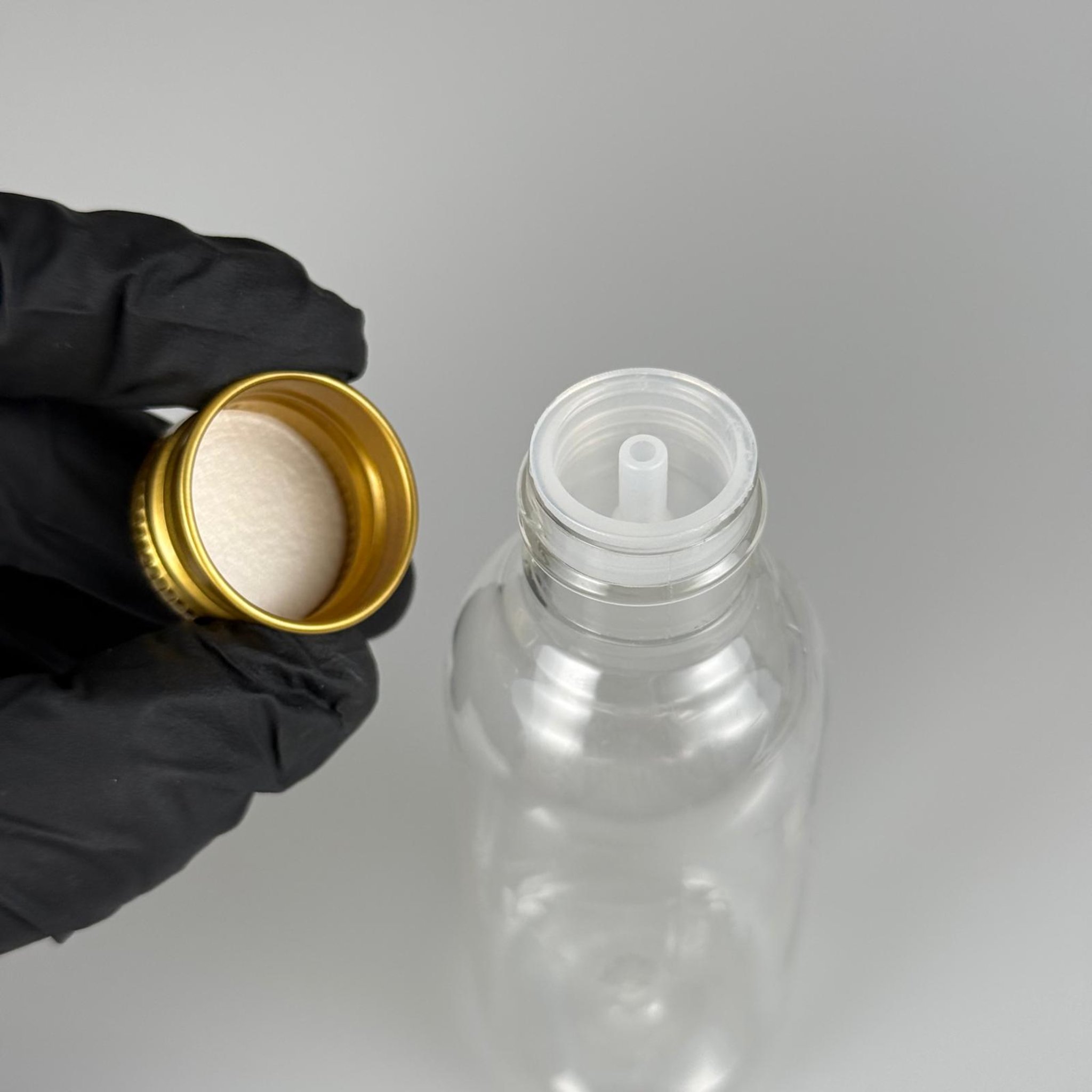 100 CC SİLİNDİR OVAL MODEL ŞEFFAF SERT PET ŞİŞE (24 AĞIZ) + KÖPÜK CONTALI GOLD METAL ALÜMİNYUM KAPAK + KOLONYA TIPALI TAKIM - 100 ML KAPAKLI KALIN PLASTİK ŞEFFAF ŞİŞELER
