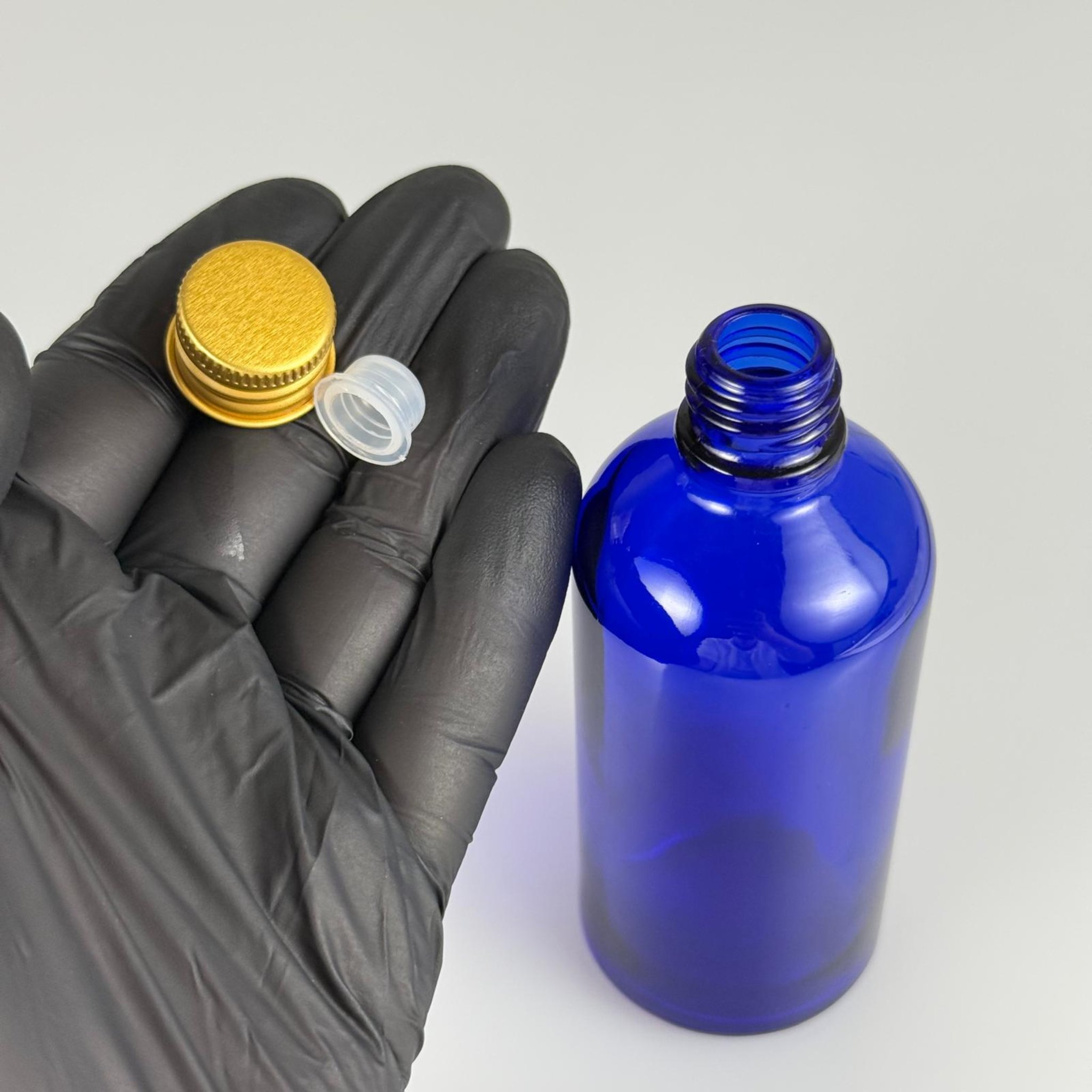 100 CC MAVİ CAM ŞİŞE + KÖPÜK CONTALI GOLD ALÜMİNYUM METAL + KÖR TIPALI KAPAKLI TAKIM - 100 ML MAVİ CAM ŞİŞE