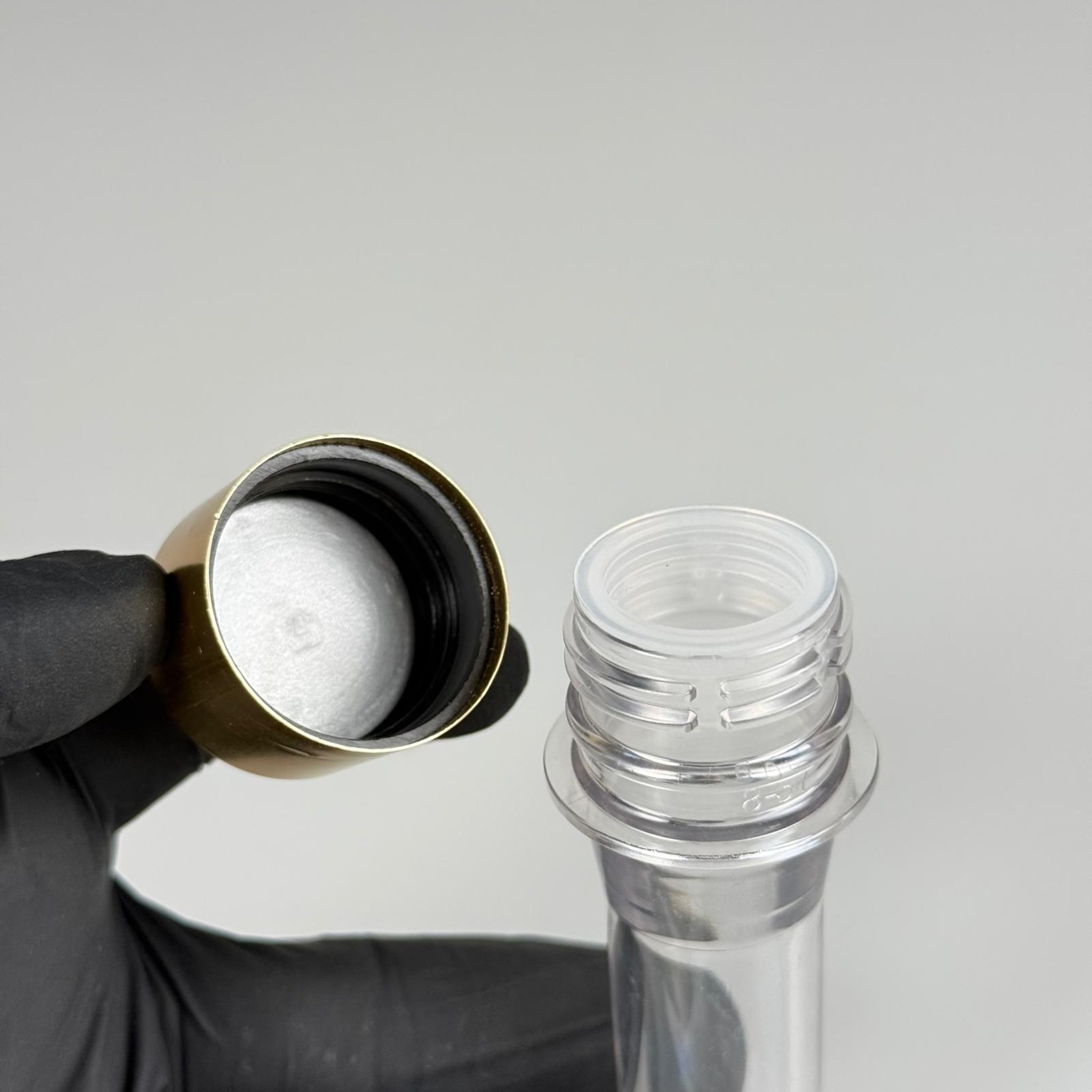 9 CM TÜP - 20 CC UZUN KALIN PET ŞİŞE + ALÜMİNYUM KAPLAMALI GOLD KAPAKLI + KÖR TIPALI TAKIM - 20 ML KALIN PET ŞİŞE