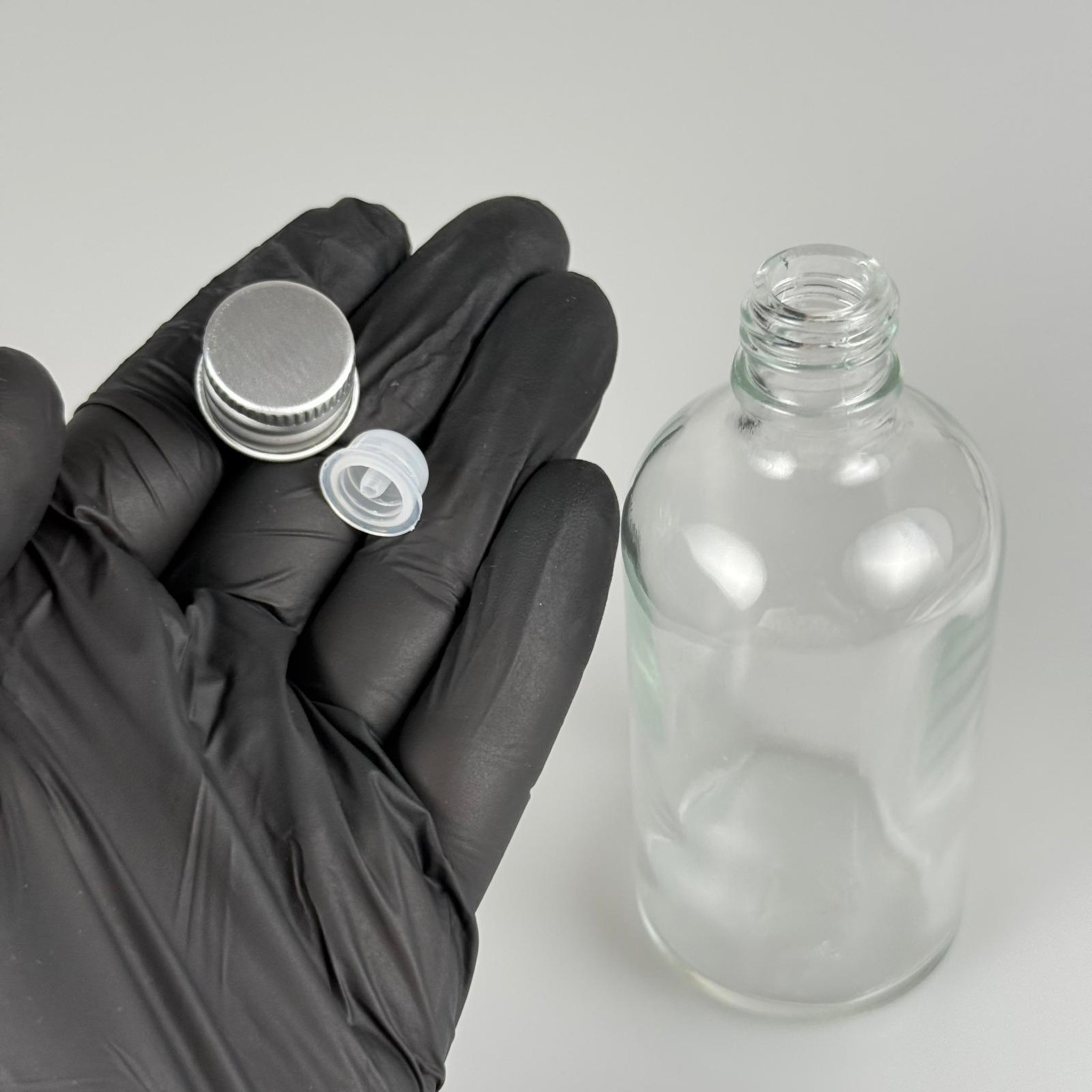 100 CC ŞEFFAF CAM ŞİŞE + KÖPÜK CONTALI GÜMÜŞ ALÜMİNYUM METAL KAPAKLI + KOLONYA TIPALI TAKIM - 100 ML ŞEFFAF CAM ŞİŞE