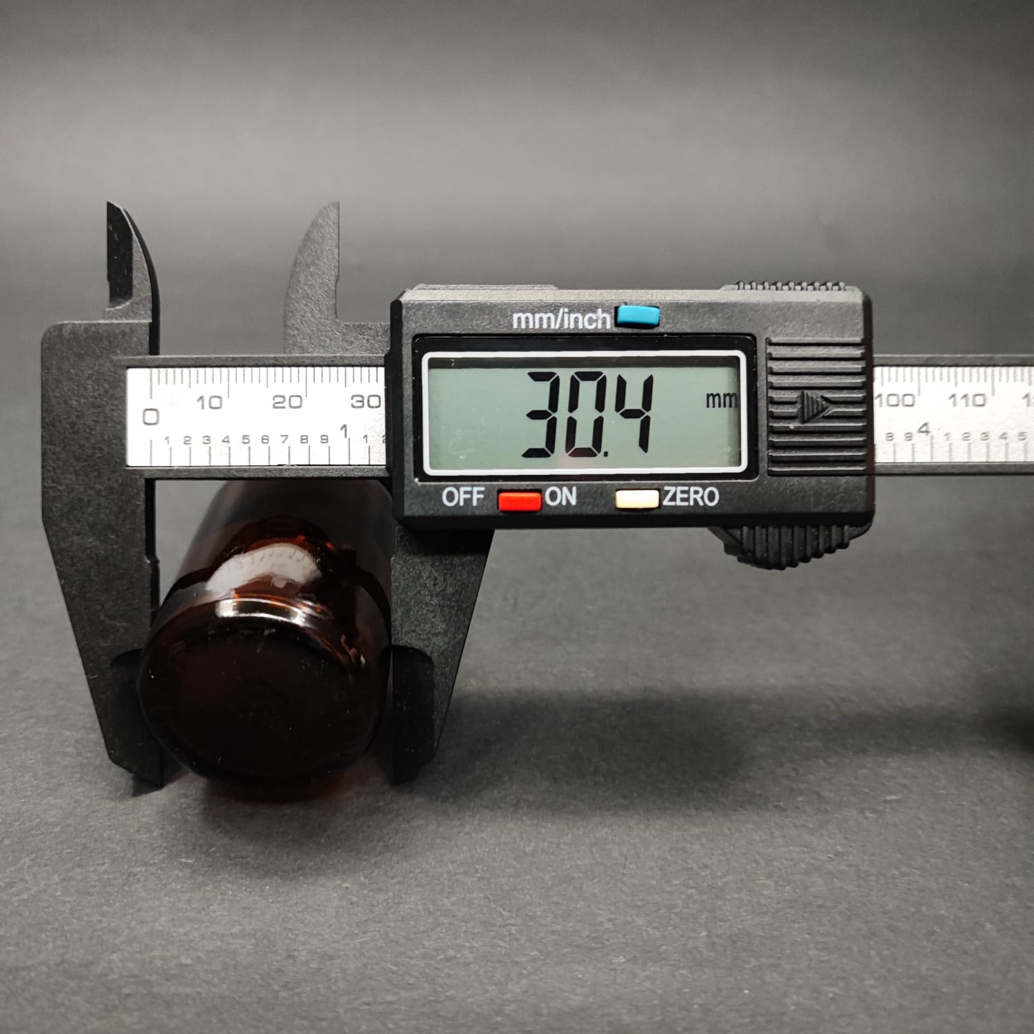 20 ML DOLUMU KOLAY, GENİŞ AĞIZLI İÇTEN DAMLALIKLI ŞİŞE (25 MM AĞIZ) - 20 CC SİYAH CONTALI KAPAKLI İÇTEN DAMLALIKLI CAM ECZA ŞİŞESİ - AMBER KAHVERENGİ