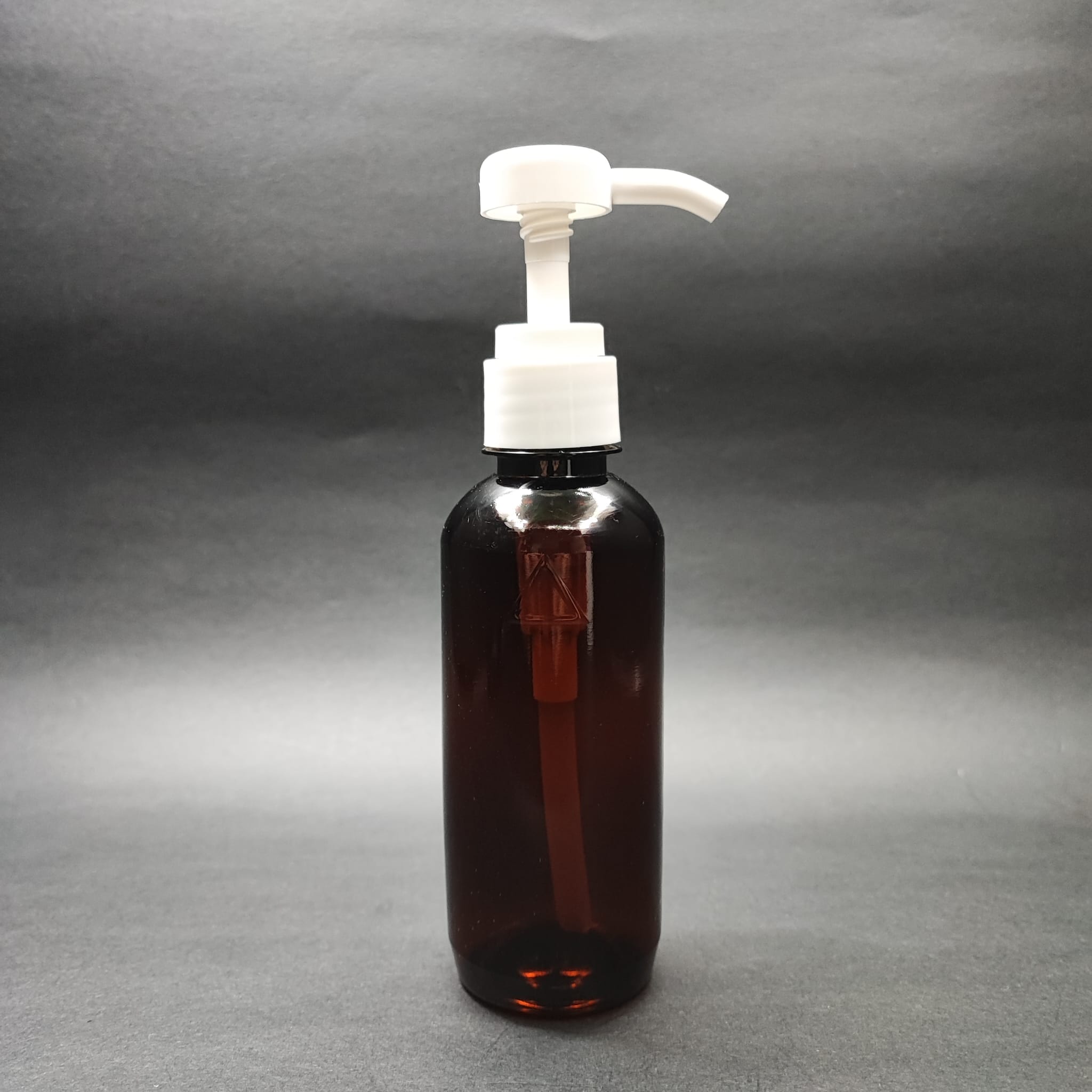 250 CC AMBER PET ŞİŞE - BEYAZ DOZAJ POMPALI (HER BASMADA 4 CC SIVI ATAR)  - 250 ML POMPALI ŞİŞE - ŞURUP, ŞAMPUAN, KREM GİBİ YOĞUN KIVAMLI SIVILARDA KULLANILIR