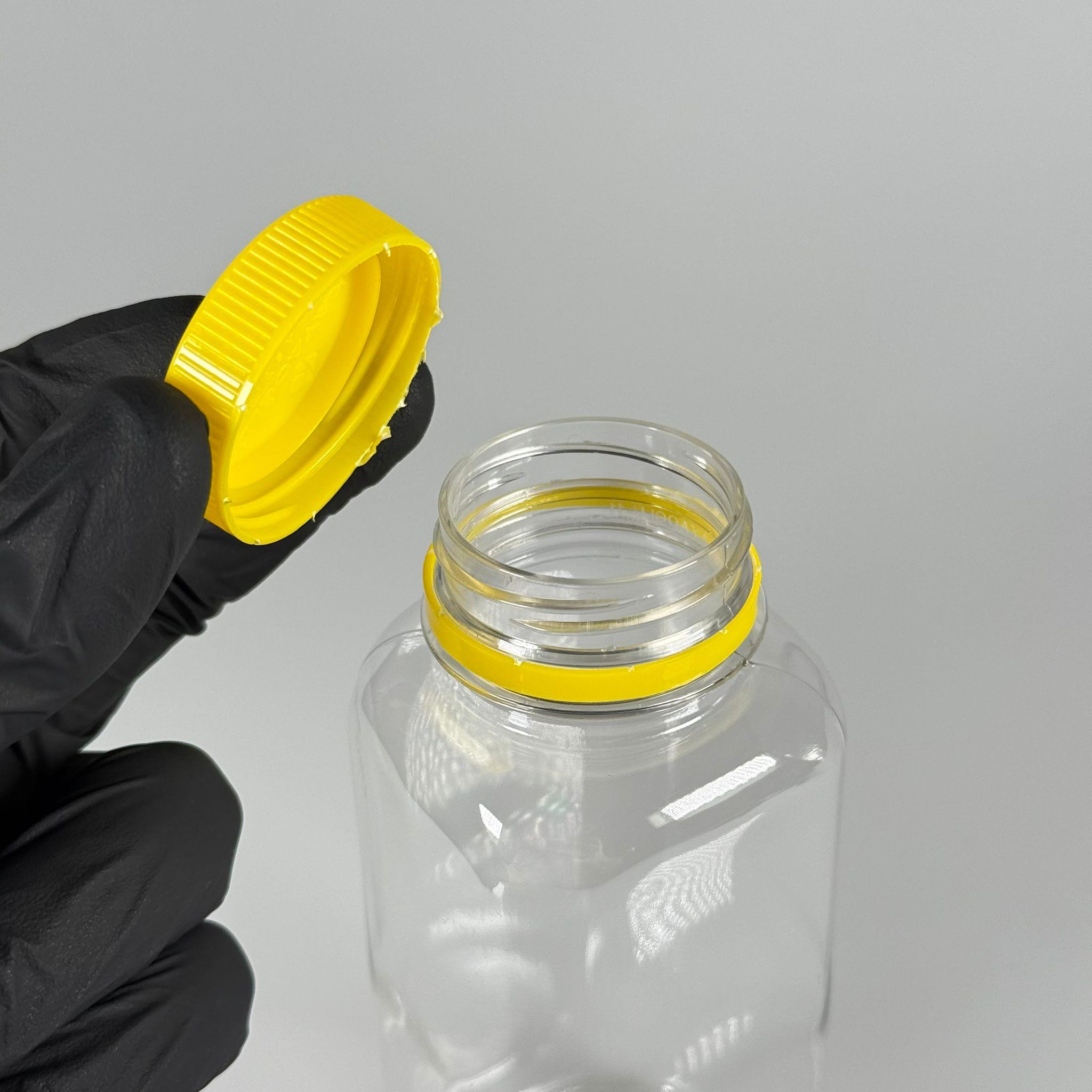 300 CC KÖŞELİ KARE PET ŞİŞE (18,5 GR) - 38 MM GENİŞ AĞIZLI SARI KİLİTLİ KAPAKLI - 300 ML DETOX, MEYVE SUYU, SMOOTHIE, AYRAN, SÜT, MEŞRUBAT VB İÇİN BOŞ PLASTİK ŞİŞELER