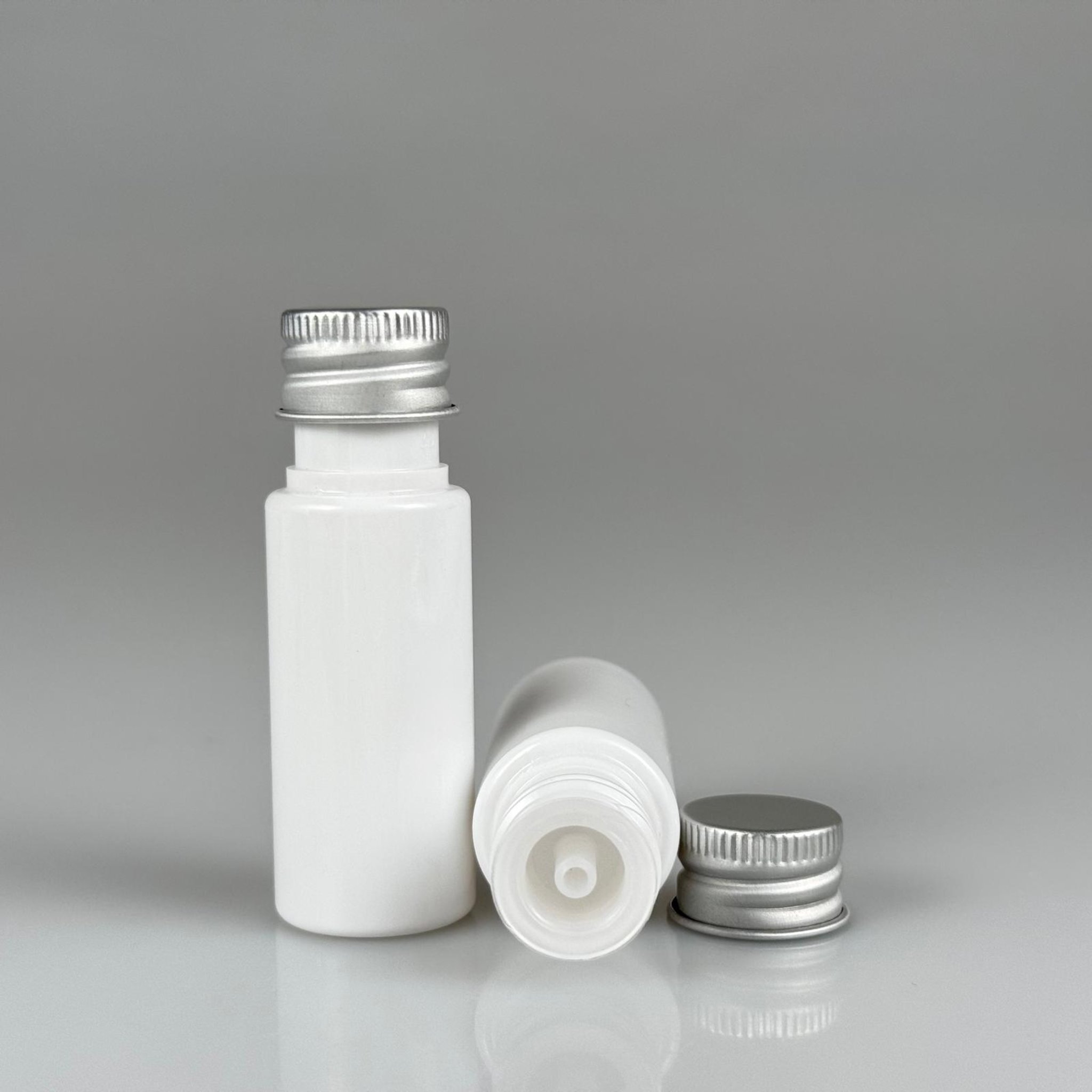 15 CC BEYAZ SİLİNDİR PET ŞİŞE + KÖPÜK CONTALI GÜMÜŞ ALÜMİNYUM METAL KAPAKLI + DAMLALIKLI KOLONYA TIPALI TAKIML - 15 ML BEYAZ PET ŞİŞE