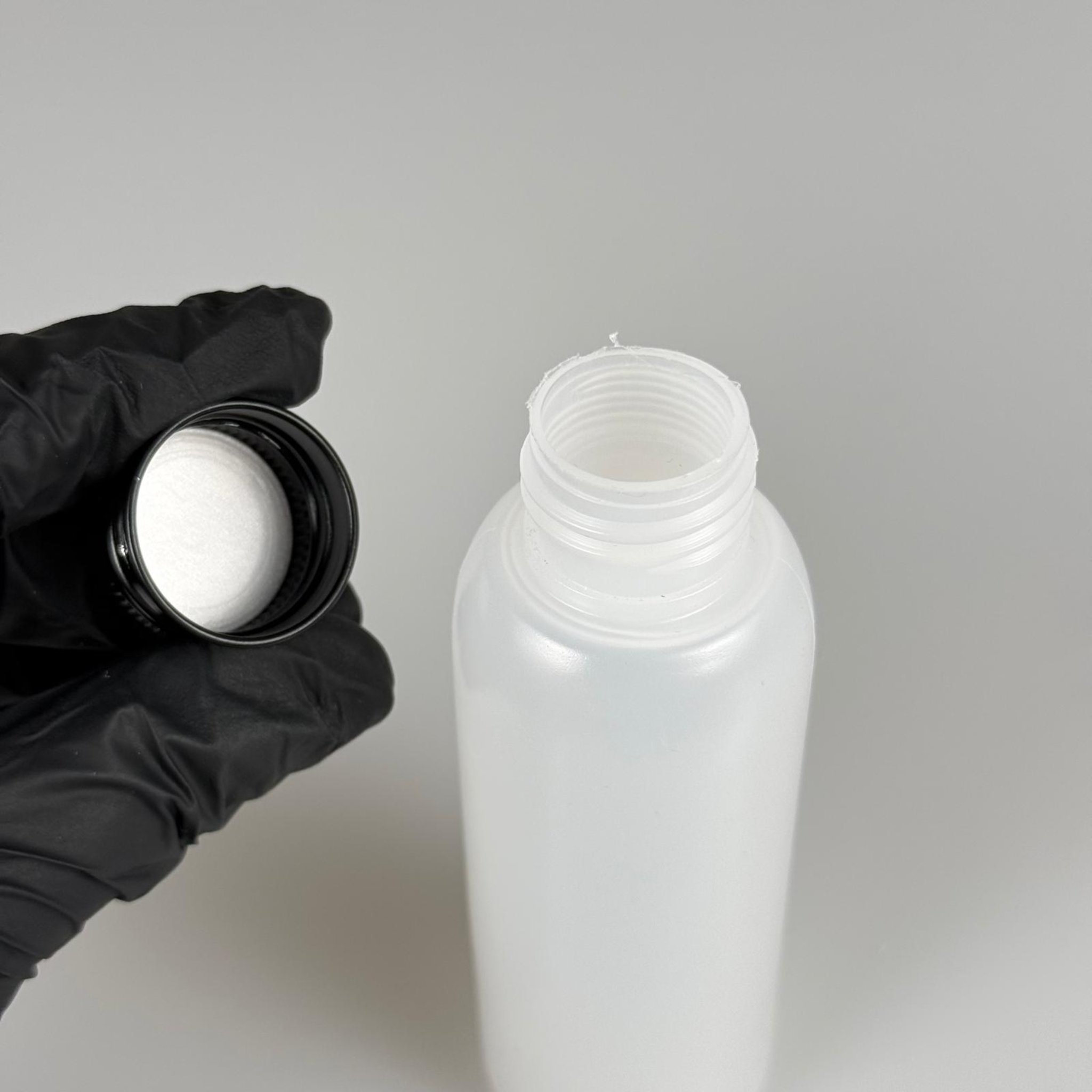 100 ML SIKILABİLİR YUMUŞAK PE POLİETİLEN PLASTİK ASETON ŞİŞESİ ( 24 AĞIZ ) + KÖPÜK CONTALI SİYAH METAL ALÜMİNYUM KAPAKLI TAKIM - 100 cc sos, yağ, kartuş, mürekkep vb için boş şişeler