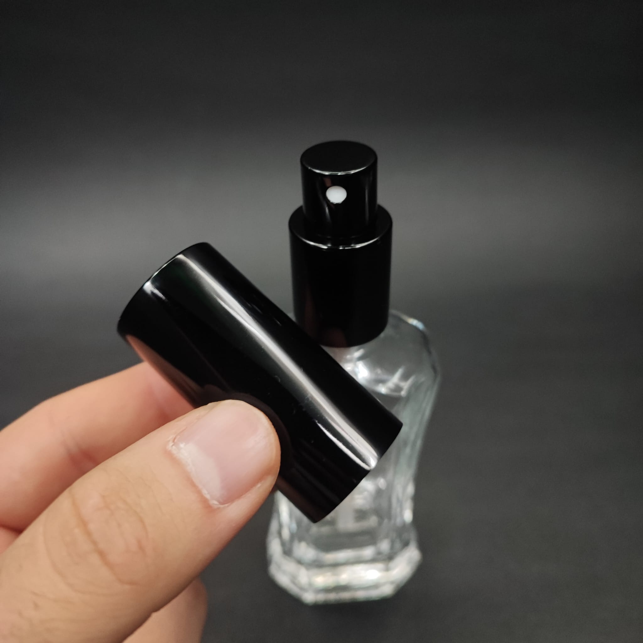50 ML LÜKS VİDALI VALF ÇEVİRME PARFÜM ŞİŞELERİ - 50 CC MİLANO CAM ŞİŞE - GÜMÜŞ METAL SPREYLİ KAPAKLI SET (CAMIN KALINLIĞI İLE İLGİLİ +/- 5 ML TOLERANS OLABİLİR)