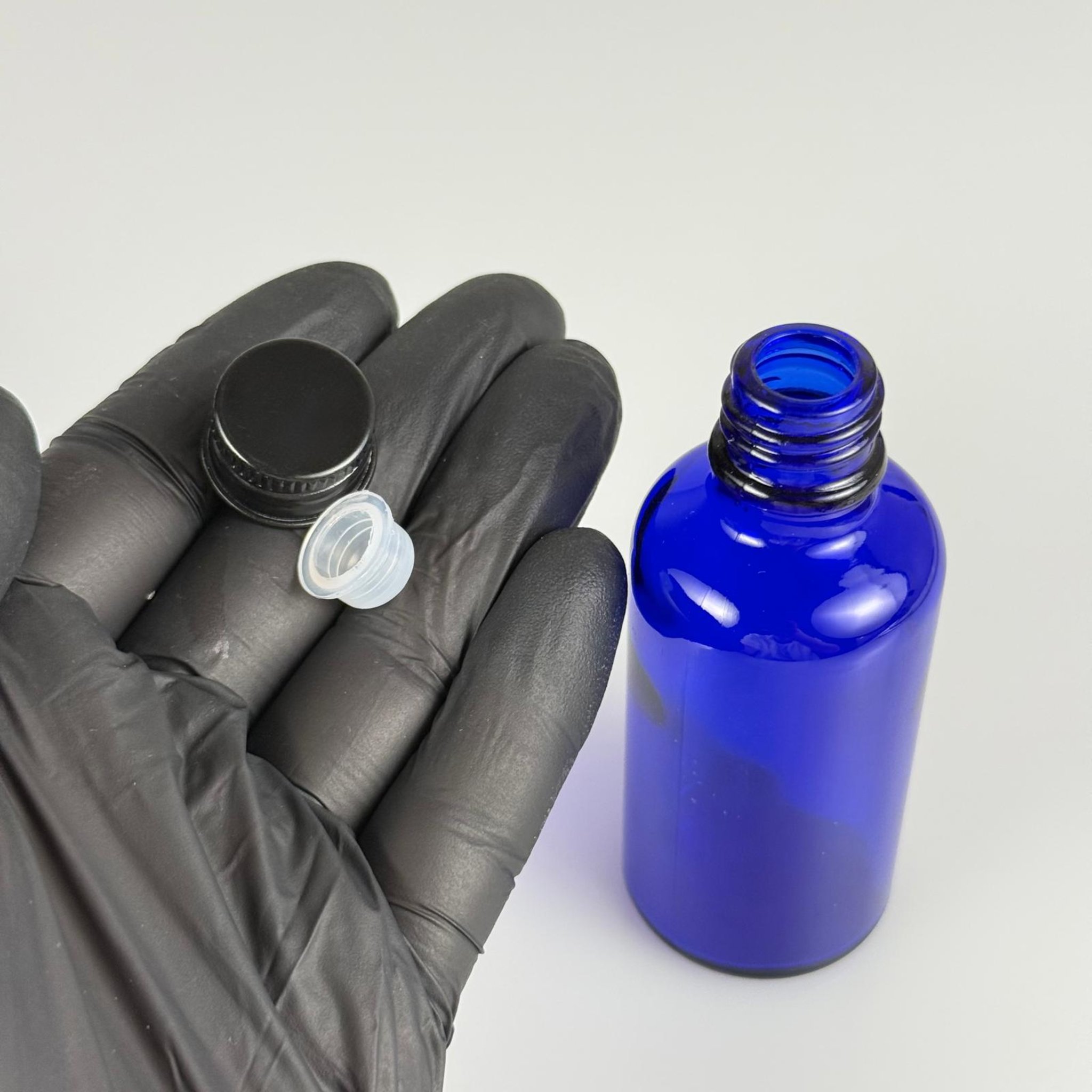 50 CC MAVİ CAM ŞİŞE + KÖPÜK CONTALI SİYAH ALÜMİNYUM METAL KAPAKLI + KÖR TIPALI TAKIM - 50 ML MAVİ CAM ŞİŞE