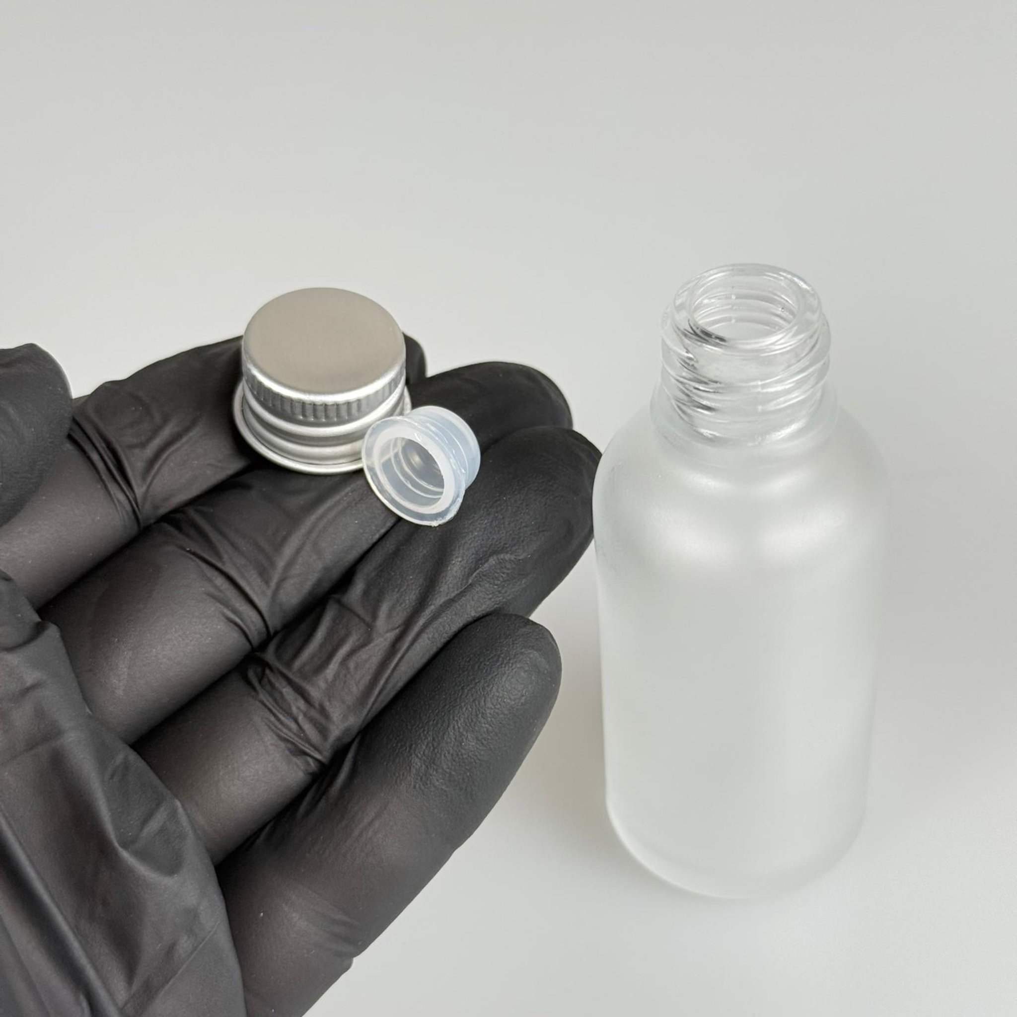 30 CC BUZLU CAM ŞİŞE + KÖPÜK CONTALI GÜMÜŞ ALÜMİNYUM METAL KAPAKLI + KÖR TIPALI TAKIM - 30 ML BUZLU CAM ŞİŞE