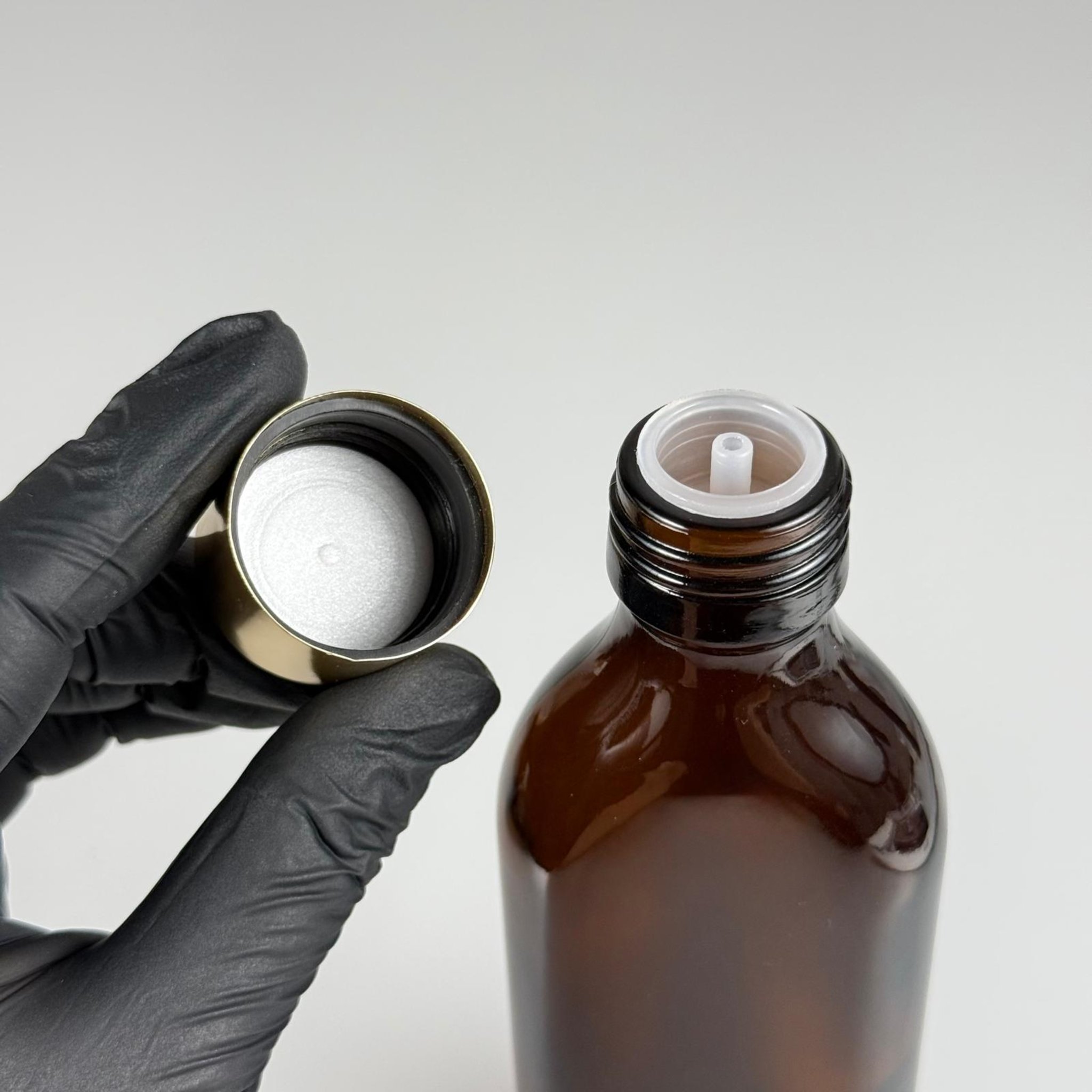 150 CC YASSI AMBER CAM ŞİŞE - ALÜMİNYUM KAPLAMALI GOLD KAPAKLI + DAMLALIKLI KOLONYA TIPALI TAKIM - 150 ML KAHVERENGİ CAM ŞİŞE
