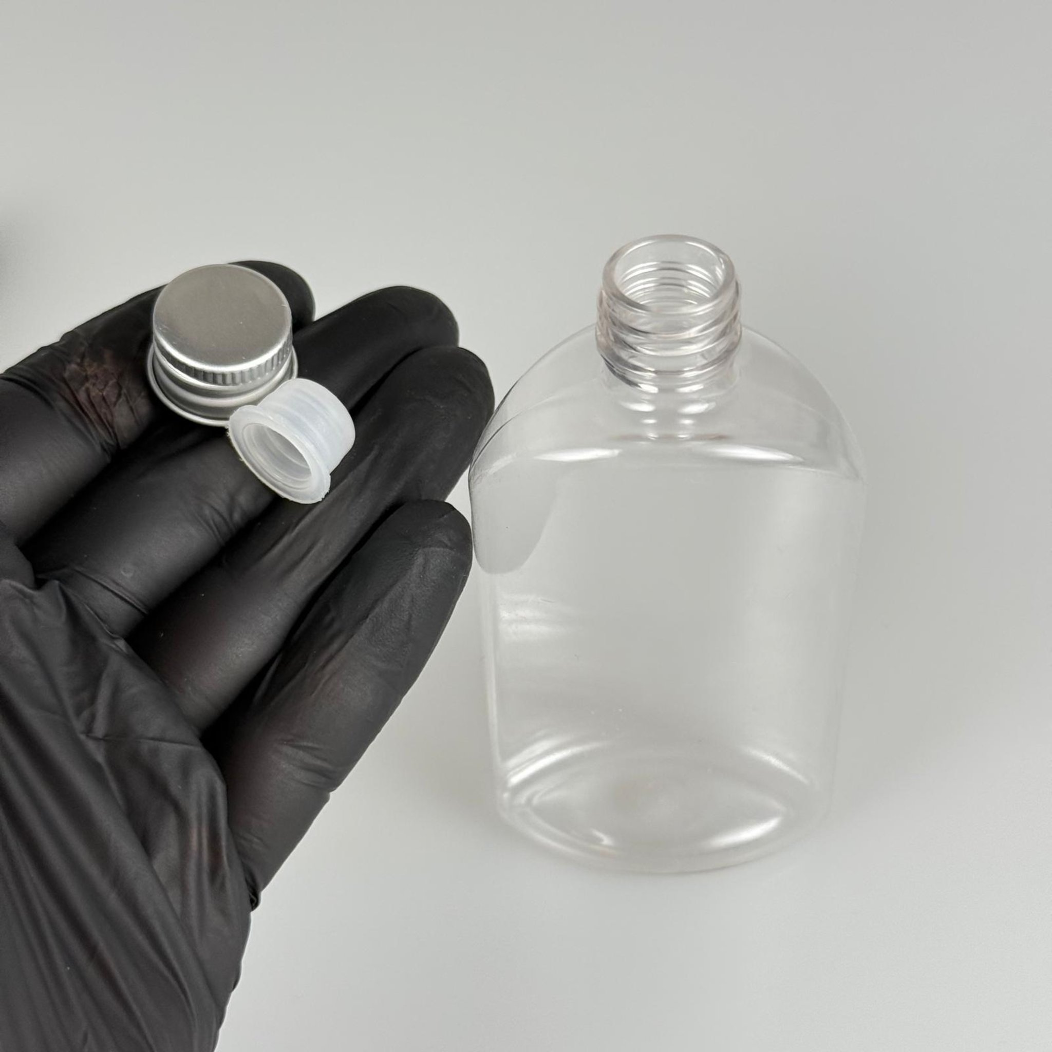 90 CC ŞEFFAF PLASTİK PET ŞİŞE + KÖPÜK CONTALI GÜMÜŞ ALÜMİNYUM METAL KAPAKLI + KÖR TIPALI TAKIM - 90 ML YASSI PET ŞİŞE