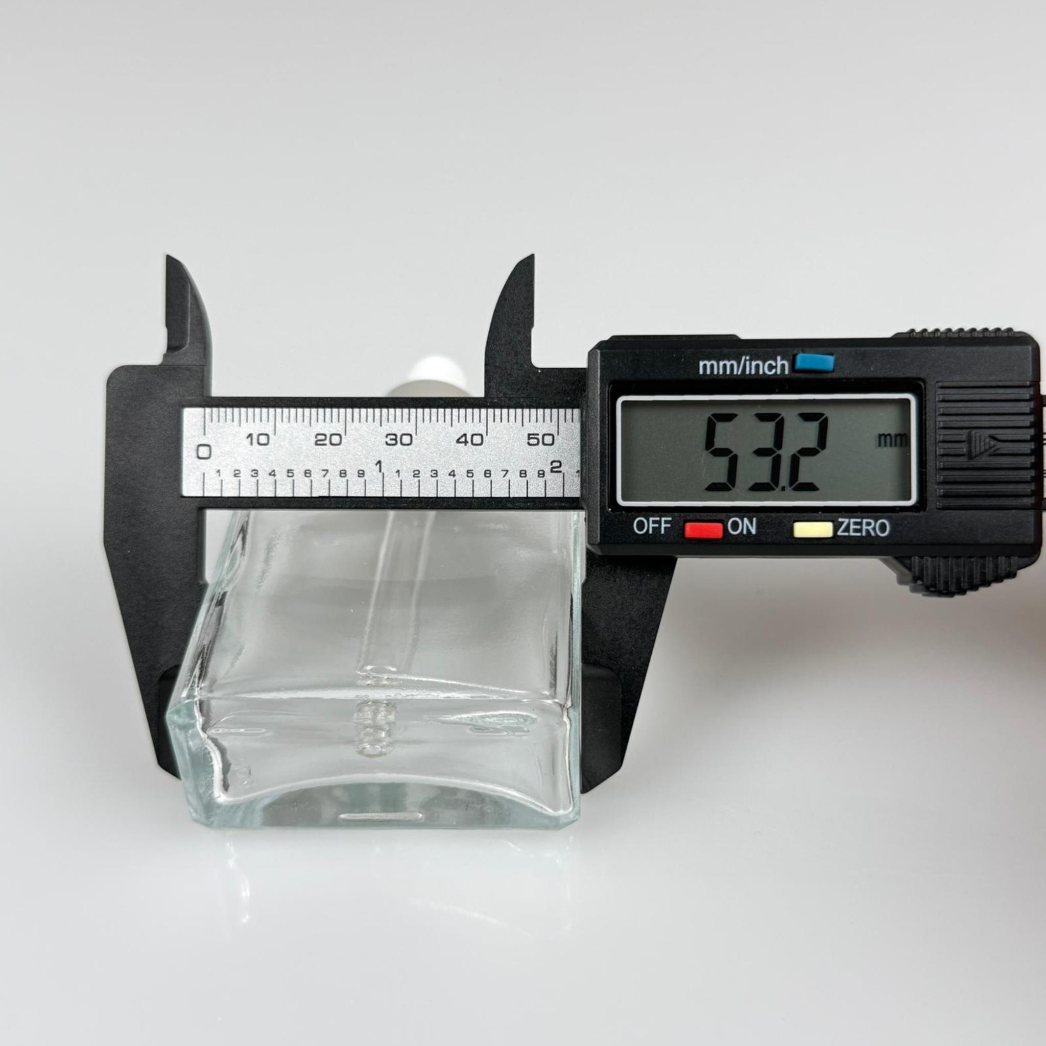 40 CC YASSI DİKDÖRTGEN KÖŞELİ KISA PRESTİJLİ CAM DAMLALIKLI ŞİŞE - BEYAZ EMZİK - GÜMÜŞ METALİK KAPAK - 40 ML CAM DAMLALIKLI ŞİŞE - DAMLALIKLI BOŞ ŞİŞE
