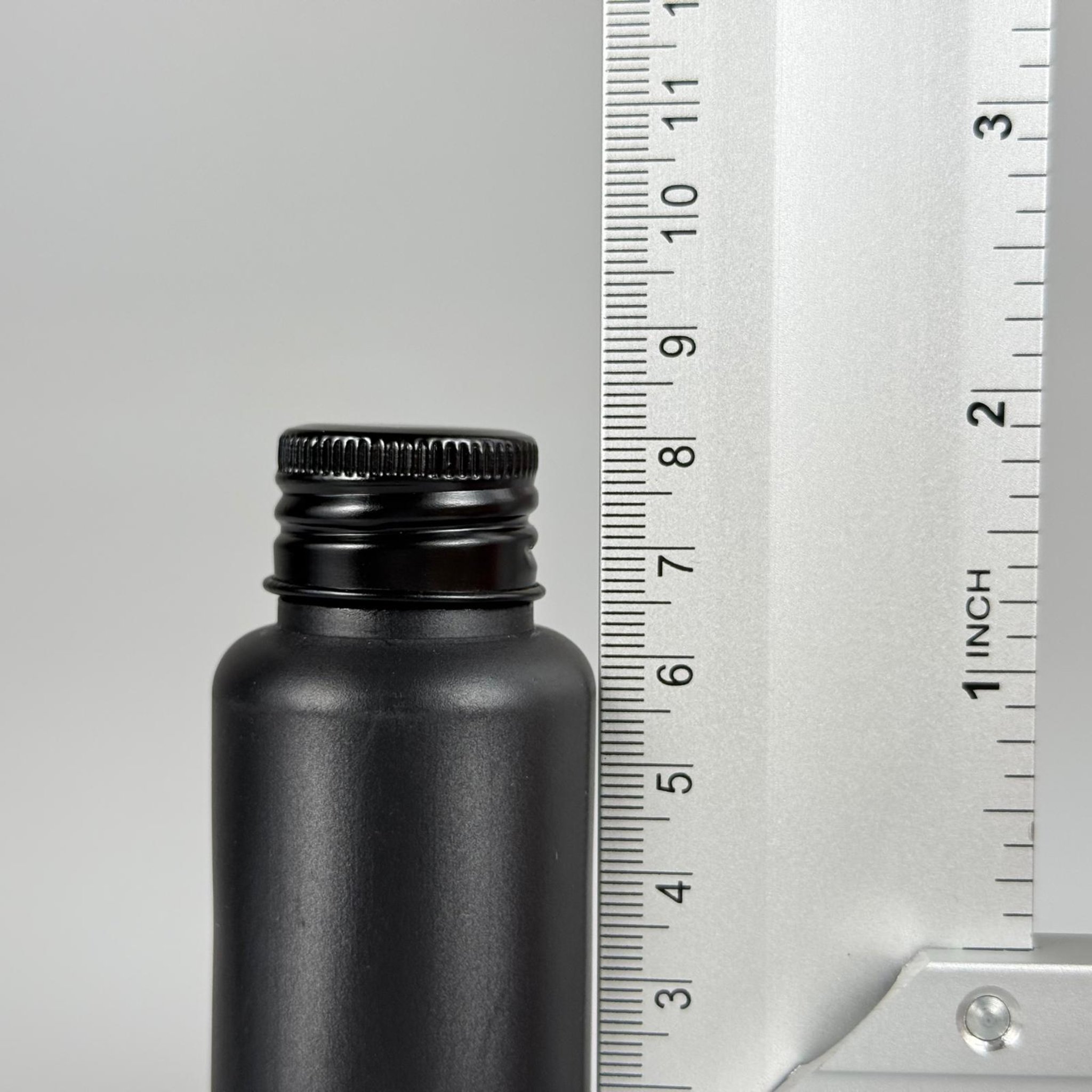 50 CC SİYAH POLİETİLEN PLASTİK ASETON ŞİŞESİ ( 24 AĞIZ ) + KÖPÜK CONTALI SİYAH METAL ALÜMİNYUM KAPAK + KOLONYA TIPALI TAKIM - 50 ML KAPAKLI SİYAH PLASTİK ŞİŞELER