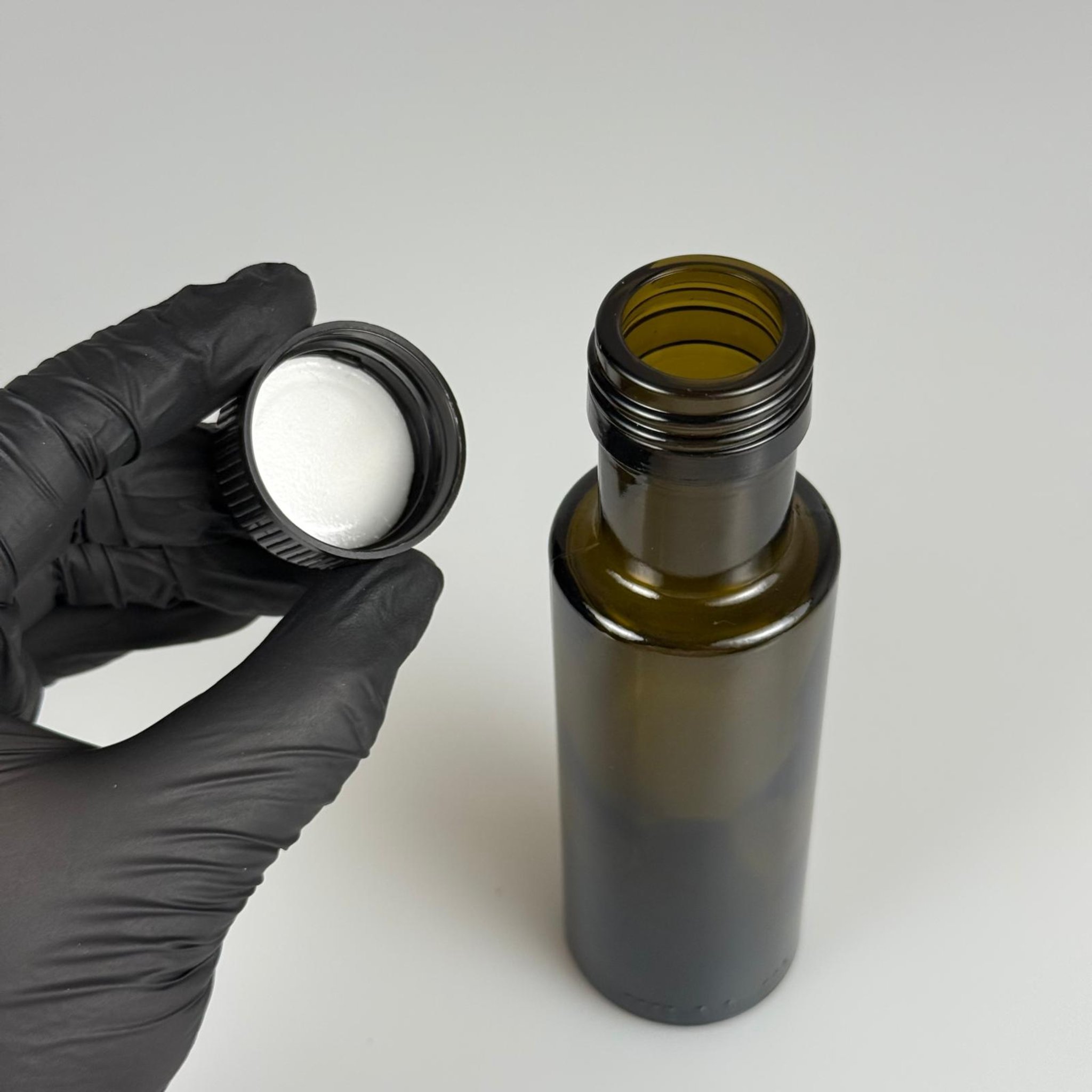 100 CC DORİKA CAM ŞİŞE KOYU YEŞİL (31 MM AĞIZ) - CONTALI SİYAH KAPAKLI - 100 ML SİLİNDİR DORİCA YAĞ VE SOS ŞİŞELERİ