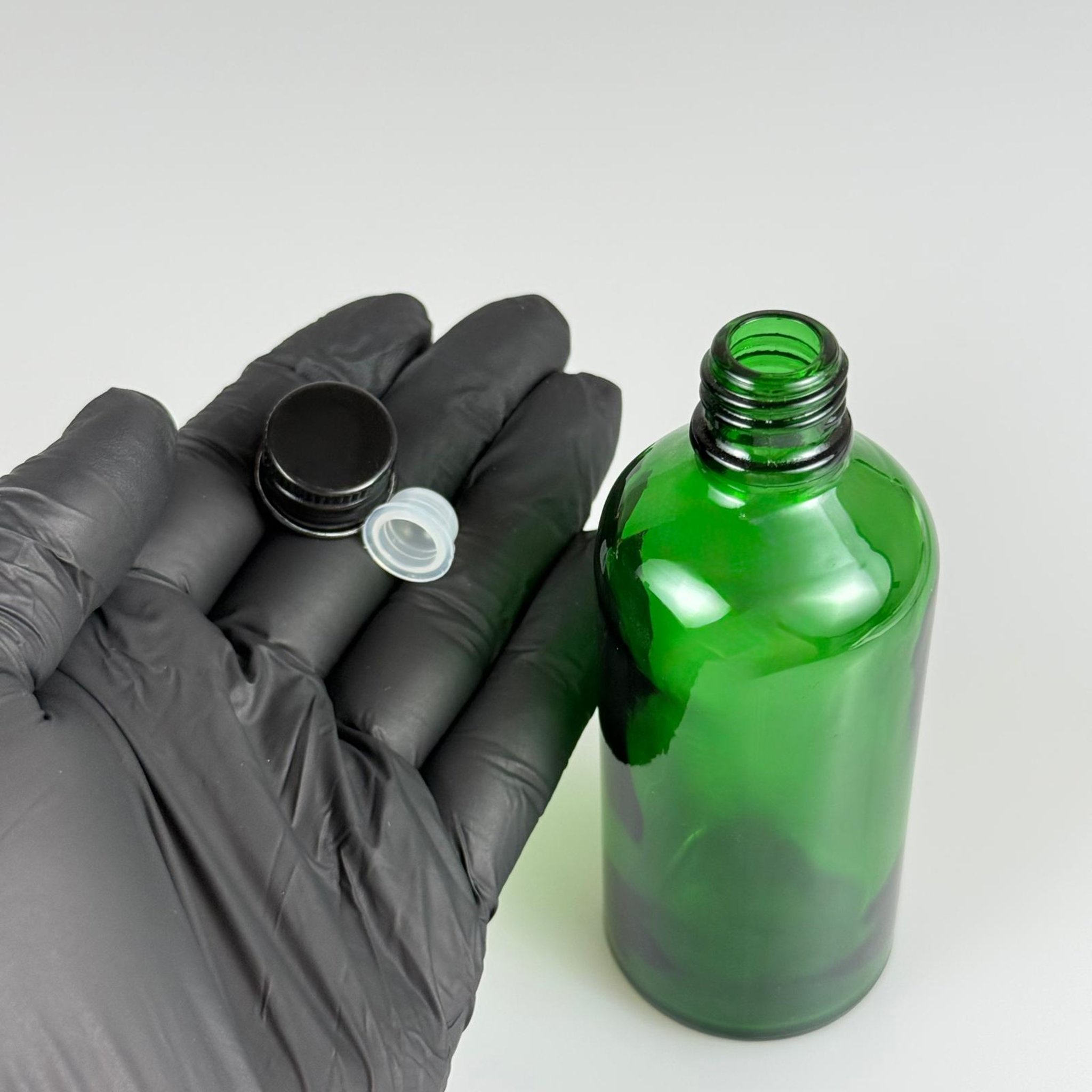 100 CC YEŞİL CAM ŞİŞE + KÖPÜK CONTALI SİYAH ALÜMİNYUM METAL KAPAKLI + KÖR TIPALI TAKIM - 100 ML YEŞİL CAM ŞİŞE
