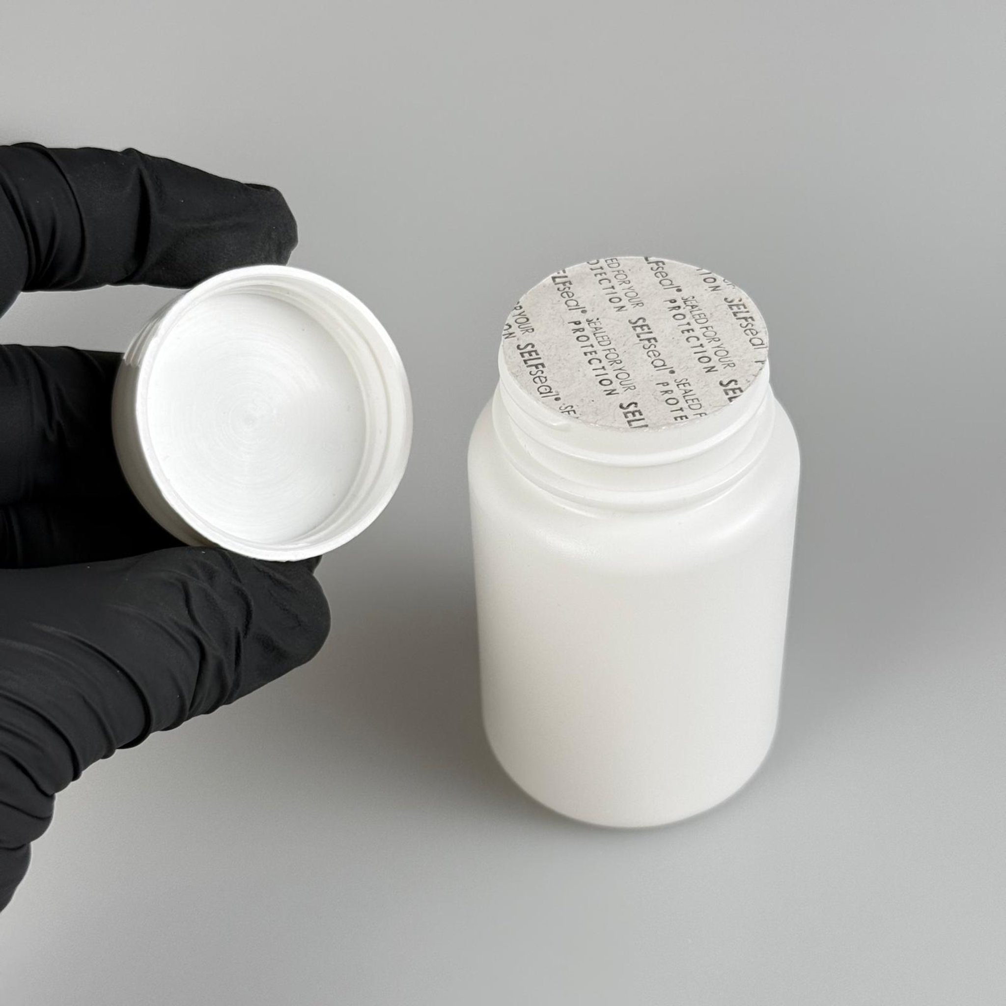 100 CC BEYAZ SERT POLİETİLEN ŞİŞE + BEYAZ PLASTİK KAPAKLI + KENDİNDEN YAPIŞKANLI KÖPÜK CONTALI - 100 ML POLİETİLEN ŞİŞE