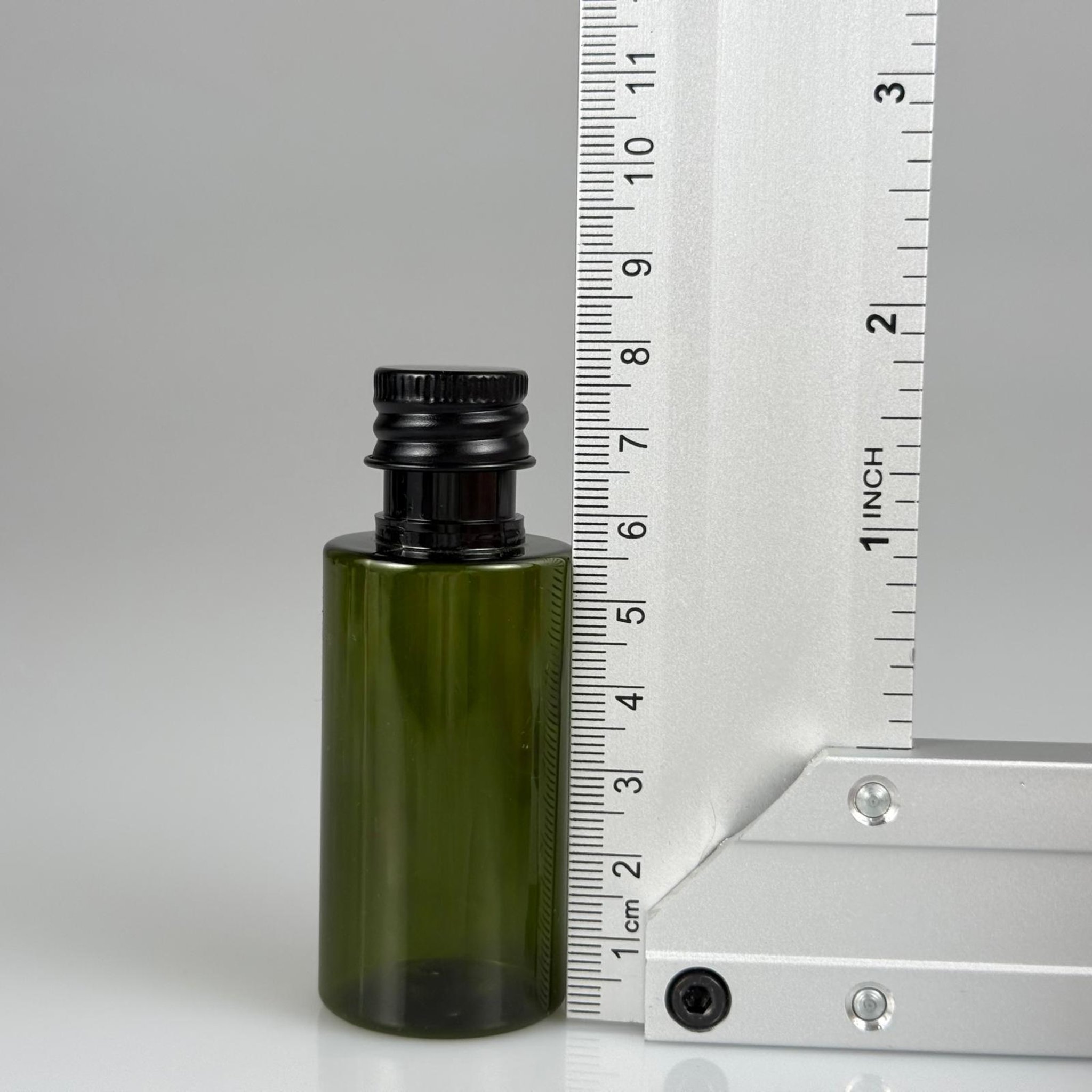 35 CC  SİLİNDİR YEŞİL PET ŞİŞE + KÖPÜK CONTALI SİYAH ALÜMİNYUM METAL KAPAKLI + KÖR TIPALI TAKIM - 35 ML PLASTİK ŞİŞE