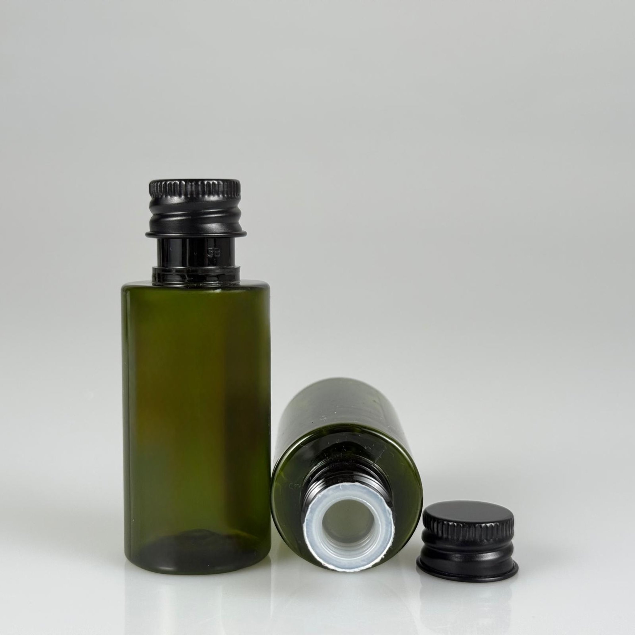 35 CC  SİLİNDİR YEŞİL PET ŞİŞE + KÖPÜK CONTALI SİYAH ALÜMİNYUM METAL KAPAKLI + KÖR TIPALI TAKIM - 35 ML PLASTİK ŞİŞE