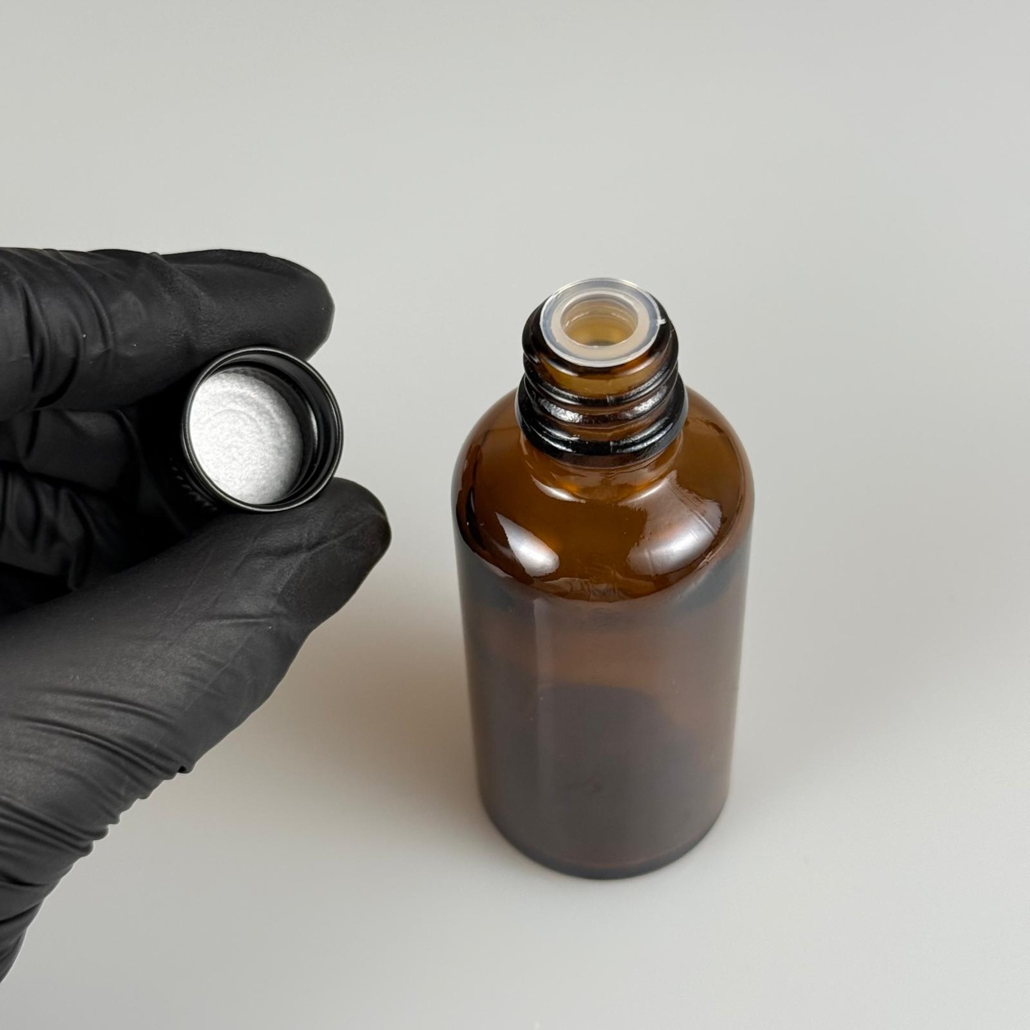 50 CC AMBER CAM ŞİŞE + KÖPÜK CONTALI SİYAH ALÜMİNYUM METAL KAPAKLI + KÖR TIPALI TAKIM - 50 ML KAHVERENGİ CAM ŞİŞE
