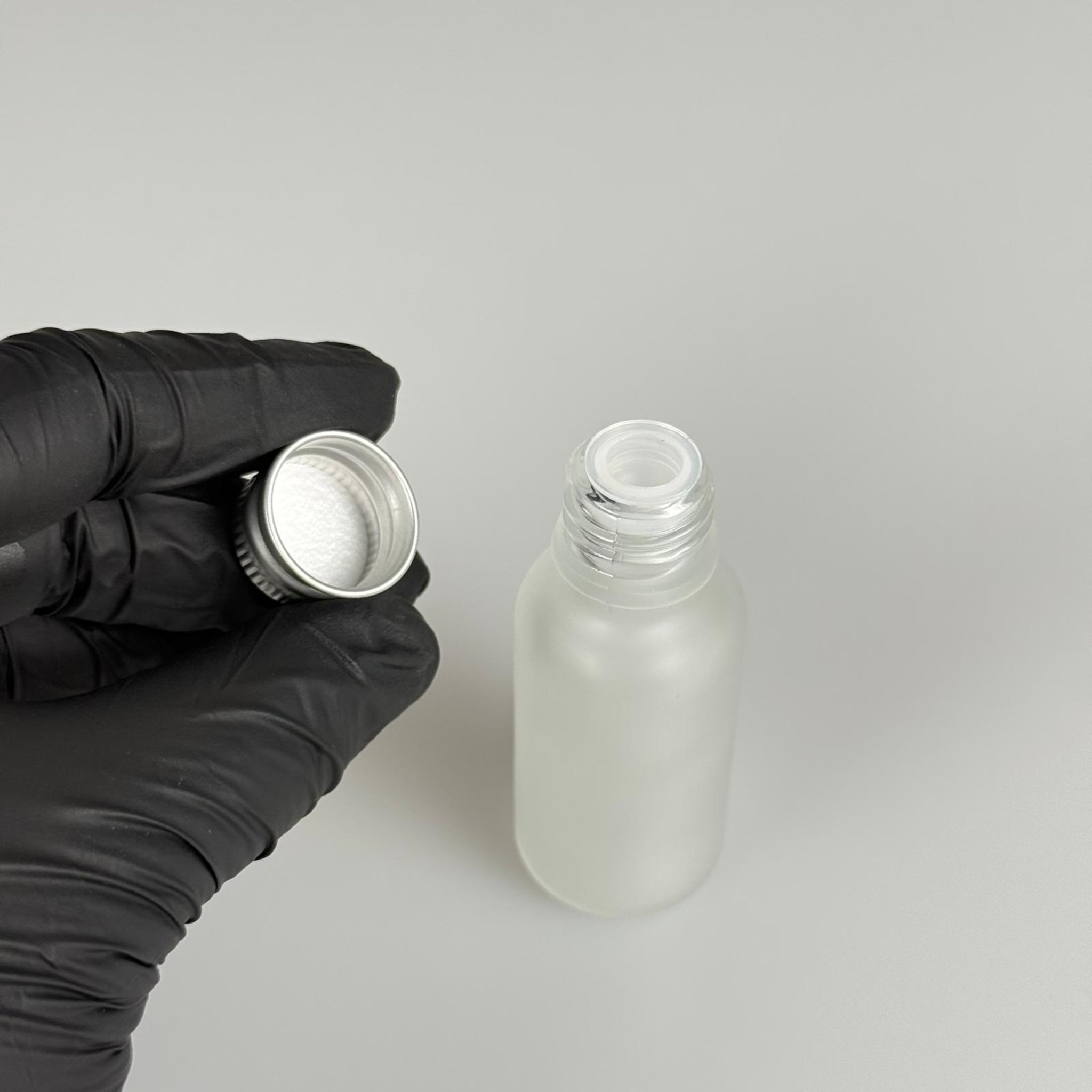 20 CC BUZLU CAM ŞİŞE + KÖPÜK CONTALI GÜMÜŞ ALÜMİNYUM METAL KAPAKLI + KÖR TIPALI TAKIM - 20 ML BUZLU CAM ŞİŞE