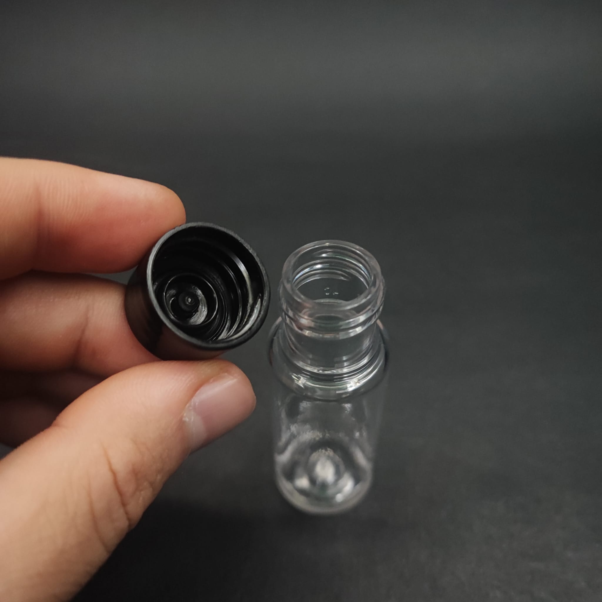 15 CC ŞEFFAF PLASTİK ŞİŞE + KENDİNDEN CONTALI SIZDIRMAZ SİYAH KAPAK - 15 ML KAPAKLI PET ŞİŞE