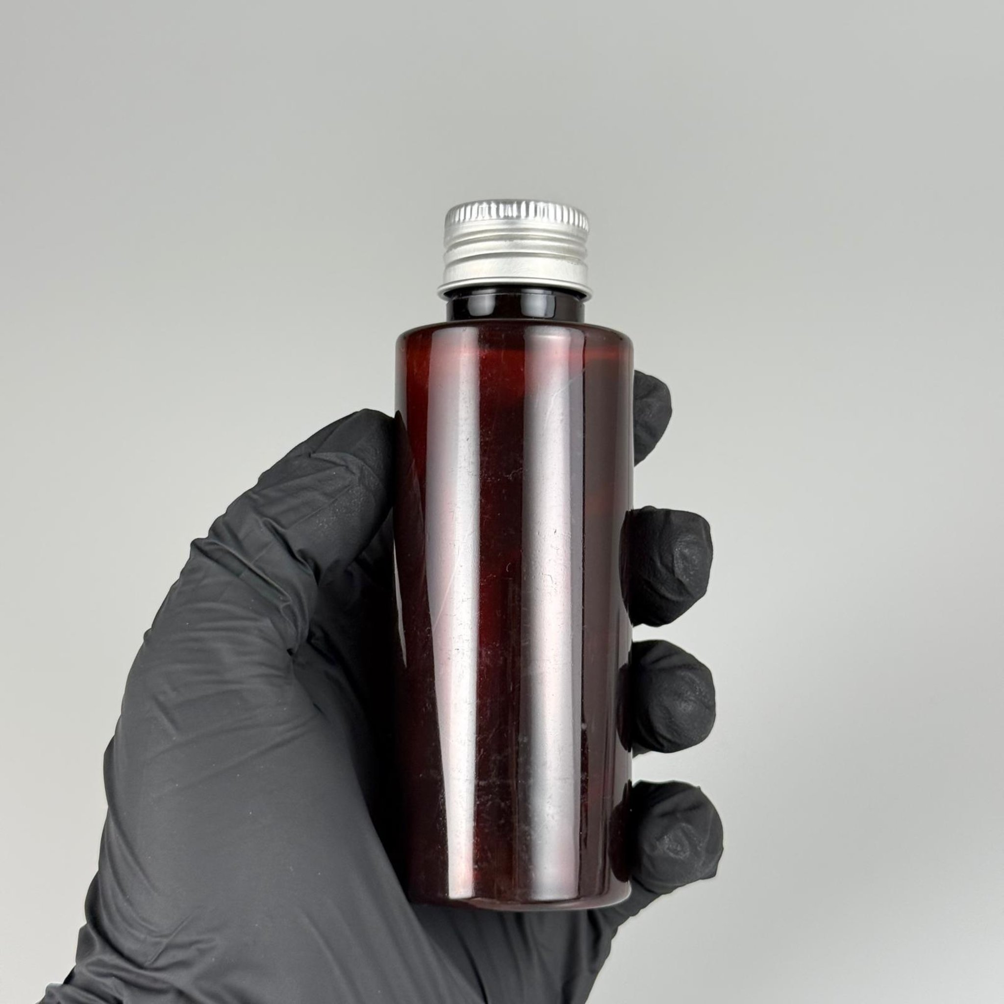100 CC AMBER SİLİNDİR KESKİN KÜT MODEL SERT PET ŞİŞE (17 GR - 24 AĞIZ ) + KÖPÜK CONTALI GÜMÜŞ METAL ALÜMİNUM KAPAKLI + KOLONYA TIPALI TAKIM - 100 ML KAPAKLI AMBER PLASTİK ŞİŞELER