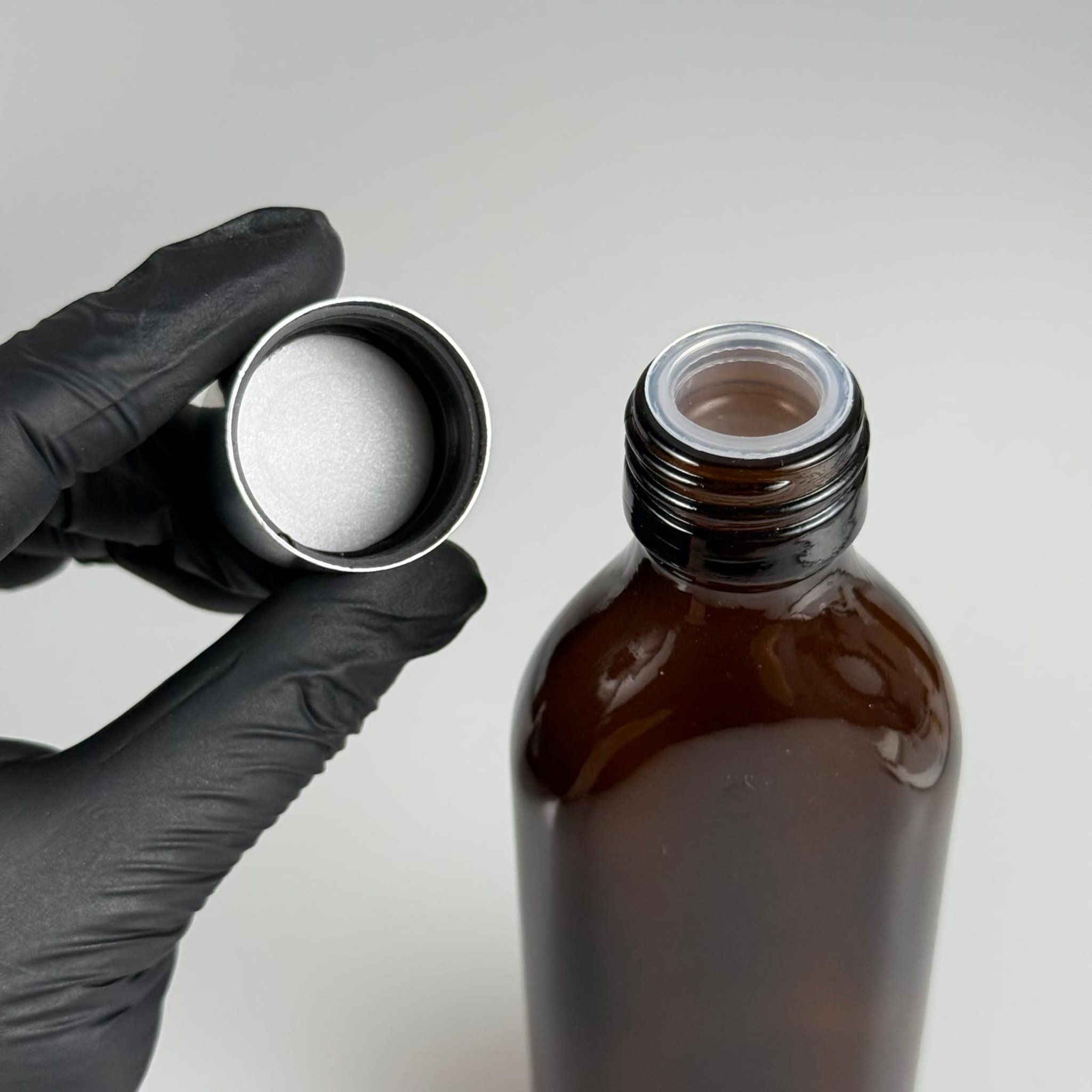 150 CC YASSI AMBER CAM ŞİŞE - ALÜMİNYUM KAPLAMALI GÜMÜŞ KAPAKLI + KÖR TIPALI TAKIM - 150 ML KAHVERENGİ CAM ŞİŞE