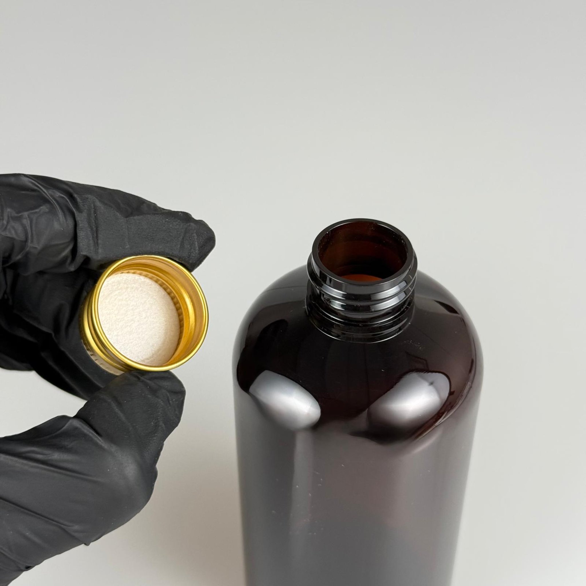 250 CC AMBER PLASTİK ŞİŞE ZEYNEP MODEL ( 24 AĞIZ ) + KÖPÜK CONTALI GOLD METAL ALÜMİNYUM KAPAKLI TAKIM - 250 ML KAKAPAKLI KAHVERENGİ TOMBUL PET ŞİŞELER