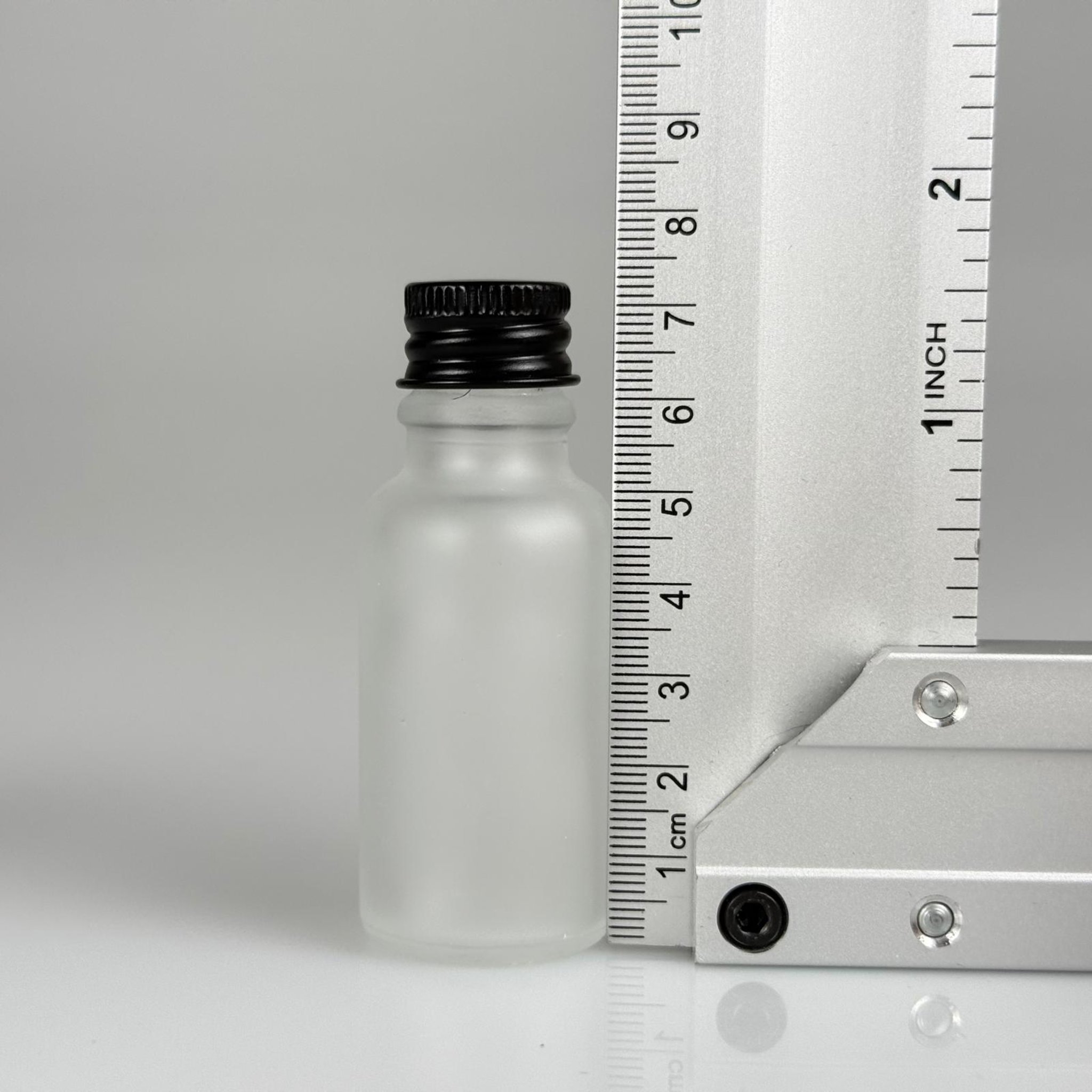 20 CC BUZLU CAM ŞİŞE + KÖPÜK CONTALI SİYAH ALÜMİNYUM METAL KAPAKLI + KÖR TIPALI TAKIM - 20 ML BUZLU CAM ŞİŞE