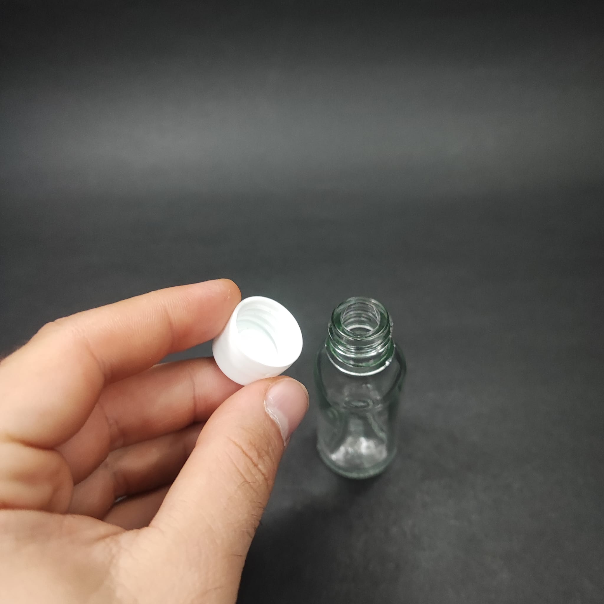 20 CC ŞEFFAF CAM ŞİŞE + KENDİNDEN CONTALI SIZDIRMAZ BEYAZ KAPAK - 20 ML KAPAKLI CAM ŞİŞE