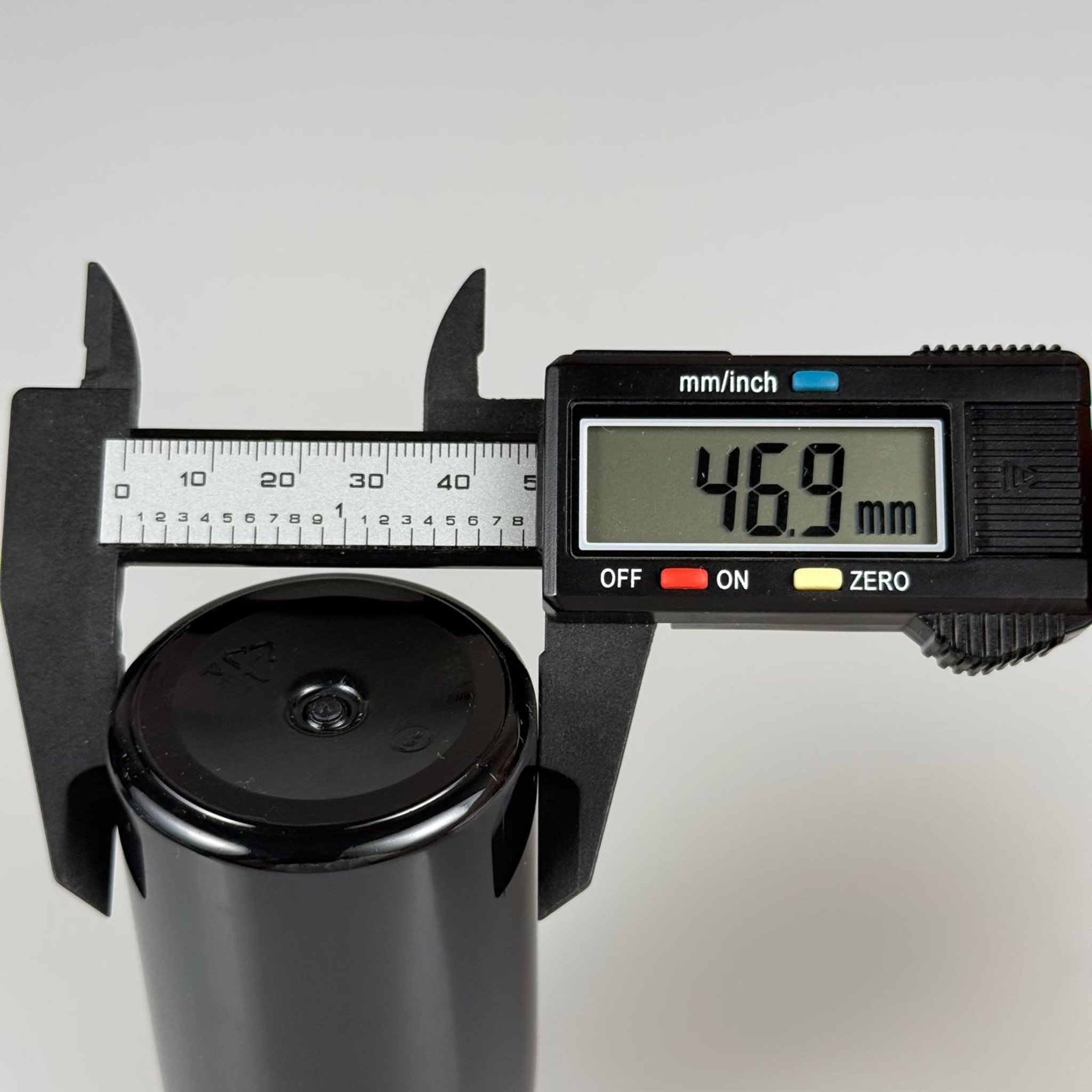 100 ML CONTALI ÇOCUK KİLİT KAPAKLI TABLET ŞİŞESİ  - 100 CC SİYAH PET KAVANOZ + 38 MM BEYAZ ÇOCUK KİLİTLİ KAPAK + KENDİNDEN YAPIŞKANLI KÖPÜK CONTA TAKIM -  KAPSÜL KUTUSU - İLAÇ ŞİŞESİ - MEDİKAL HAP ŞİŞESİ - FARMASÖTİK KAVANOZ
