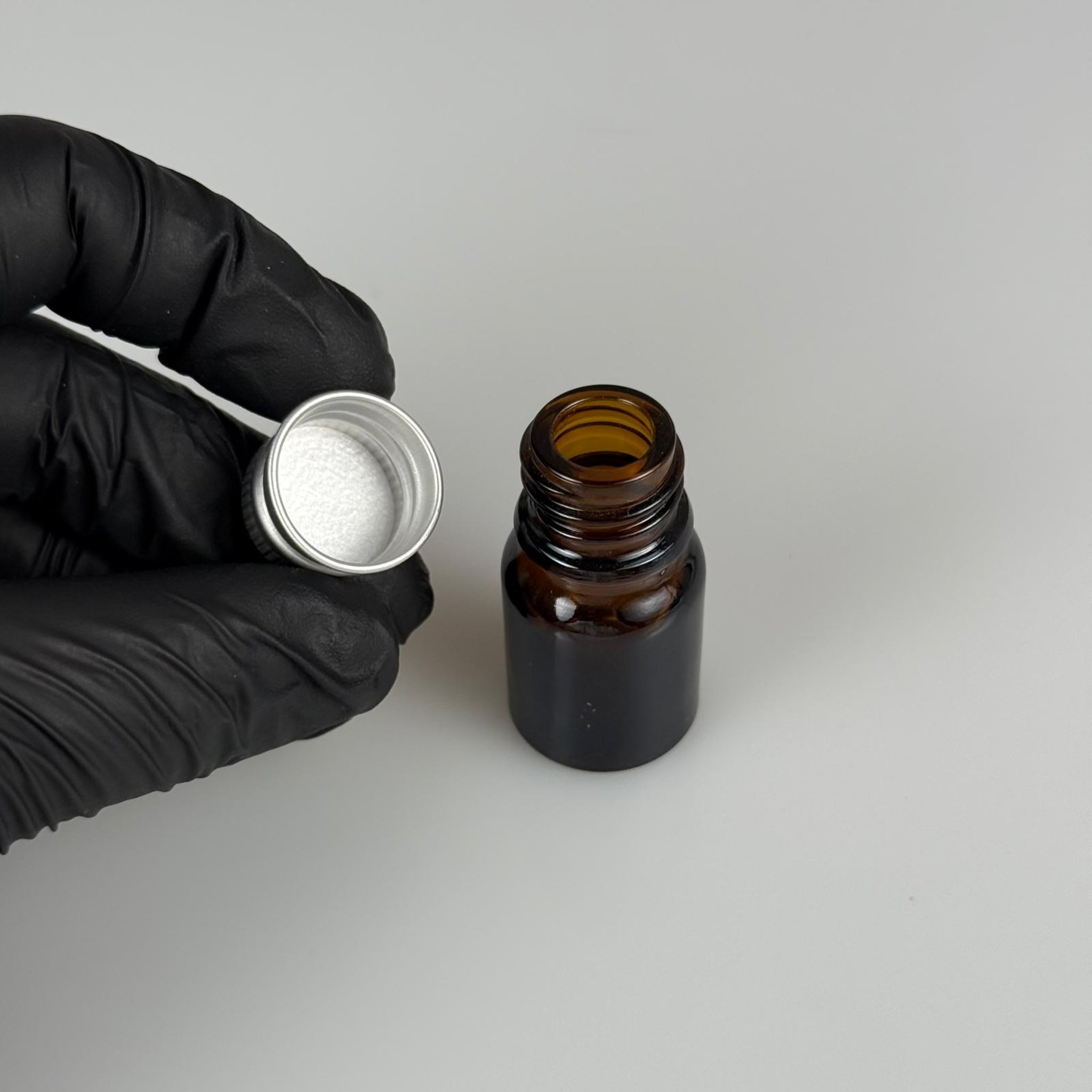 3 CC AMBER CAM ŞİŞE + KÖPÜK CONTALI GÜMÜŞ ALÜMİNYUM METAL KAPAKLI TAKIM - 3 ML KAHVERENGİ CAM ŞİŞE0