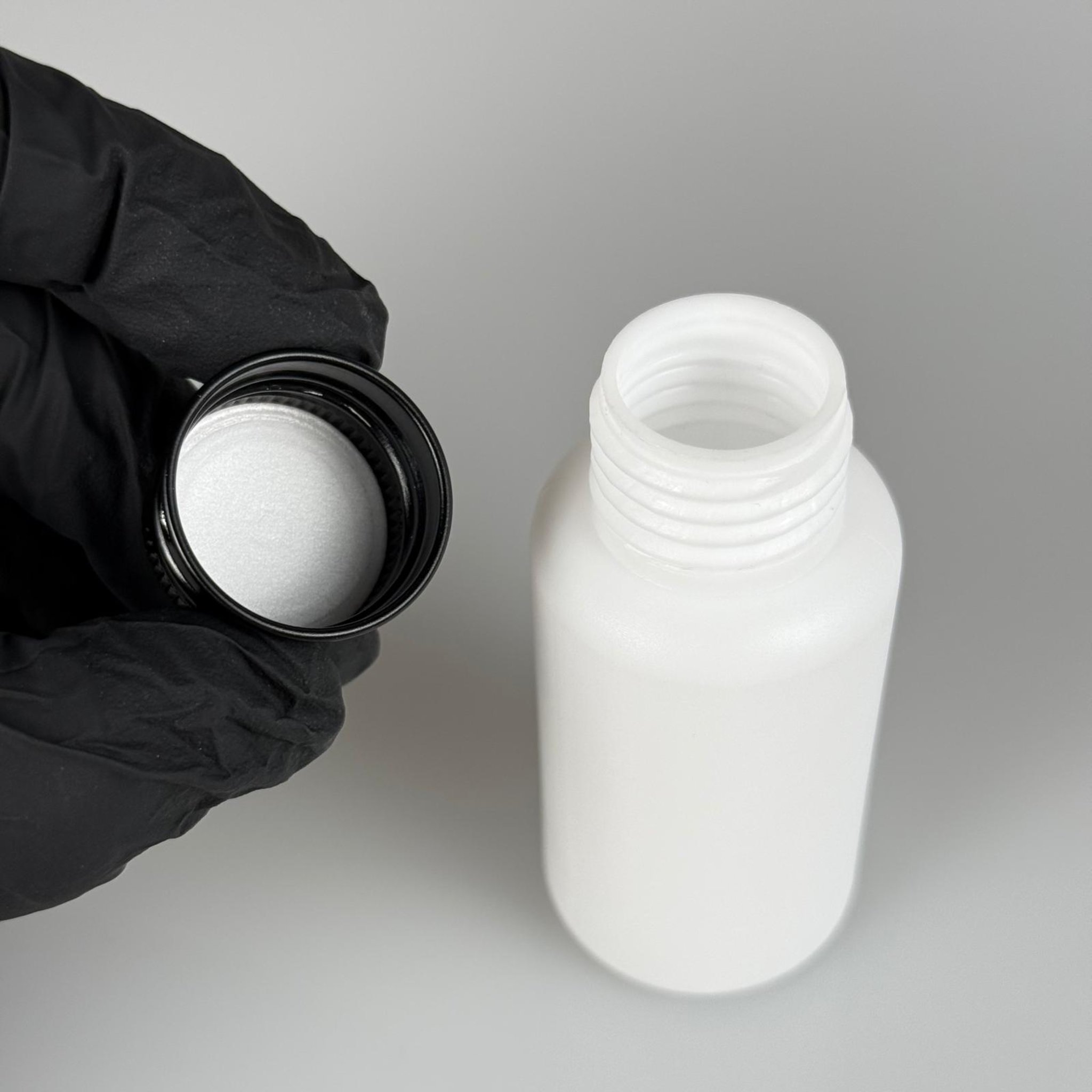 50 CC BEYAZ POLİETİLEN PLASTİK ASETON ŞİŞESİ ( 24 AĞIZ ) + KÖPÜK CONTALI SİYAH METAL ALÜMİNYUM KAPAK TAKIM - 50 ML BEYAZ PLASTİK ASETON ŞİŞELERİ