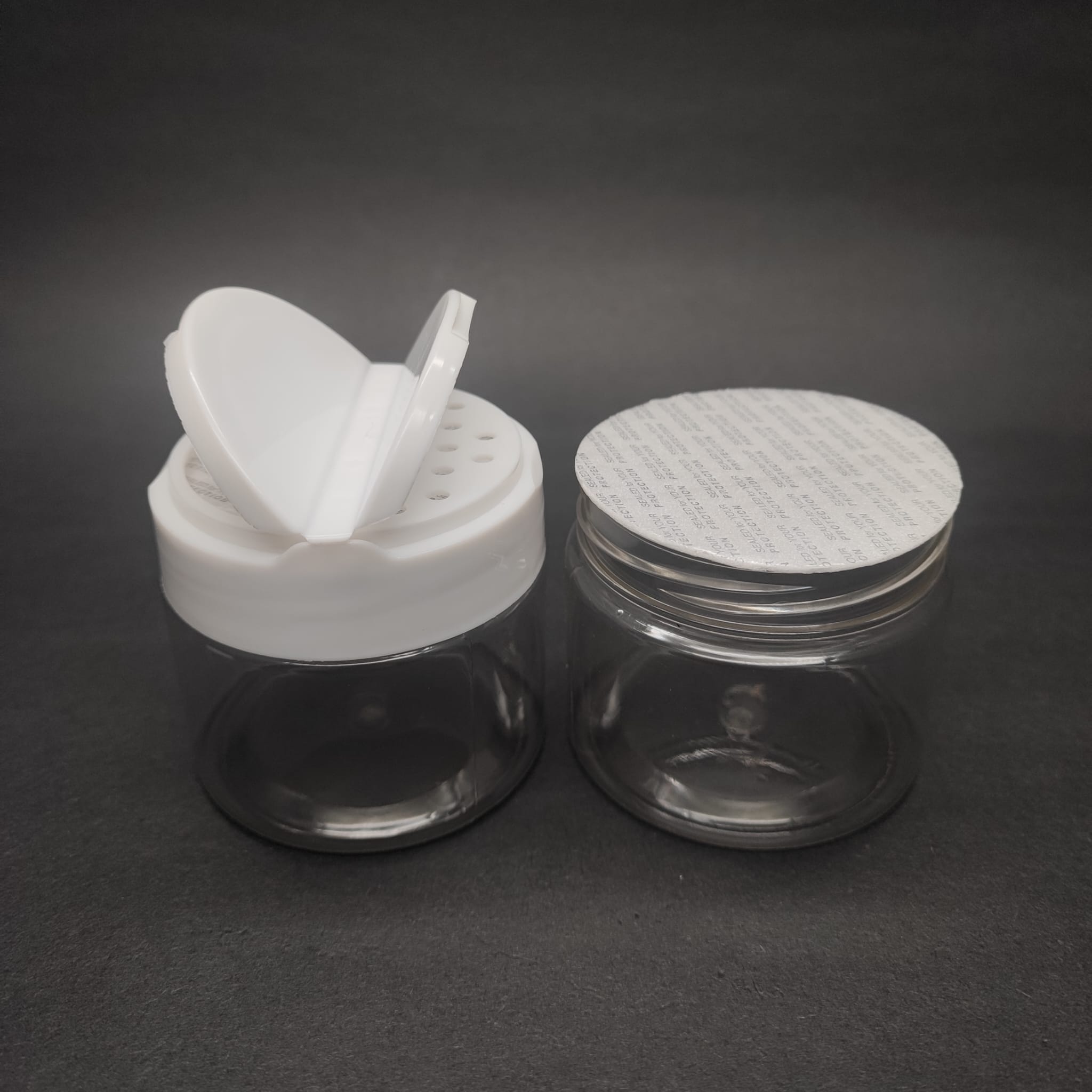 100 CC PET BAHARAT KAVANOZU - BEYAZ FLİPTOP BAHARAT KAPAKLI + SIZDIRMAZ KENDİNDEN YAPIŞKANLI KÖPÜK CONTALI - toz kavanozu , baharat ambalajı , boş pudra şişesi . tuzluk , baharat düzenleyici set için kavanoz