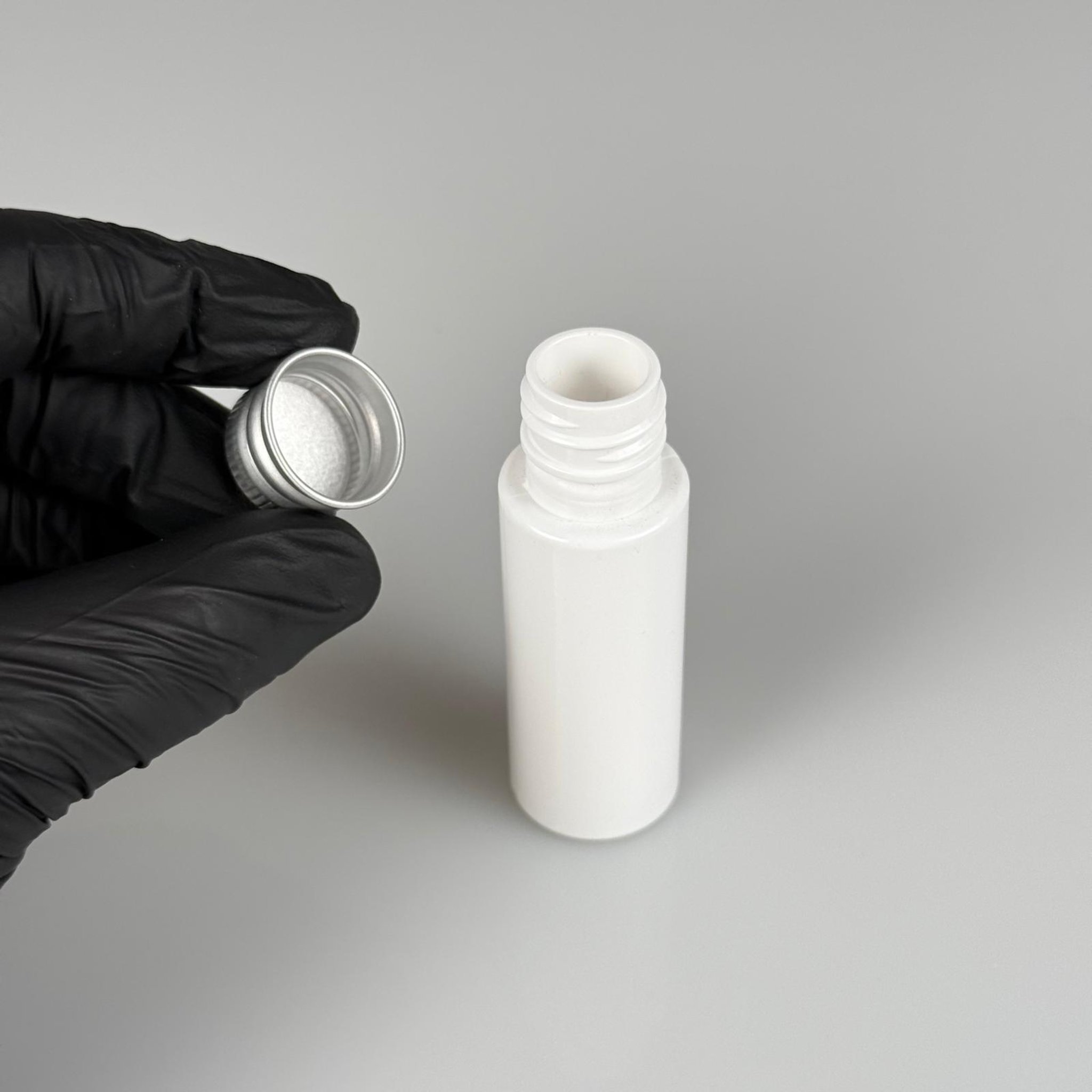 20 CC BEYAZ PET ŞİŞE + KÖPÜK CONTALI GÜMÜŞ ALÜMİNYUM METAL KAPAKLI TAKIM - 20 ML PLASTİK ŞİŞE