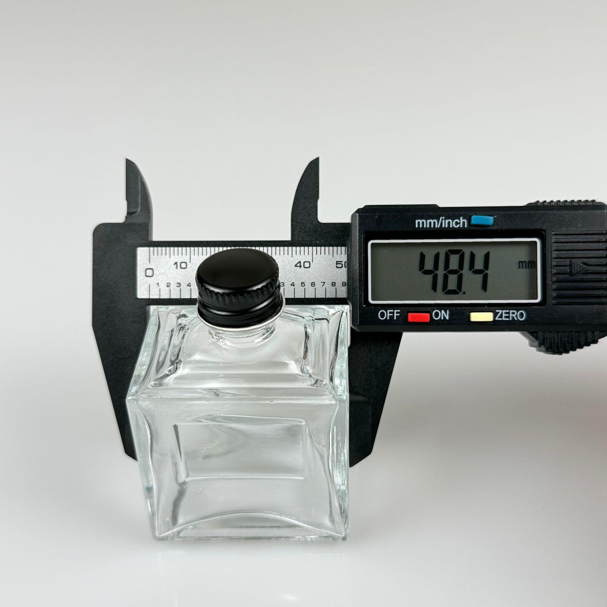 50 CC KÖŞELİ PRİZMA CAM ŞİŞE - SİYAH METAL KAPAKLI - 50 ML PRESTİJLİ ŞİŞE