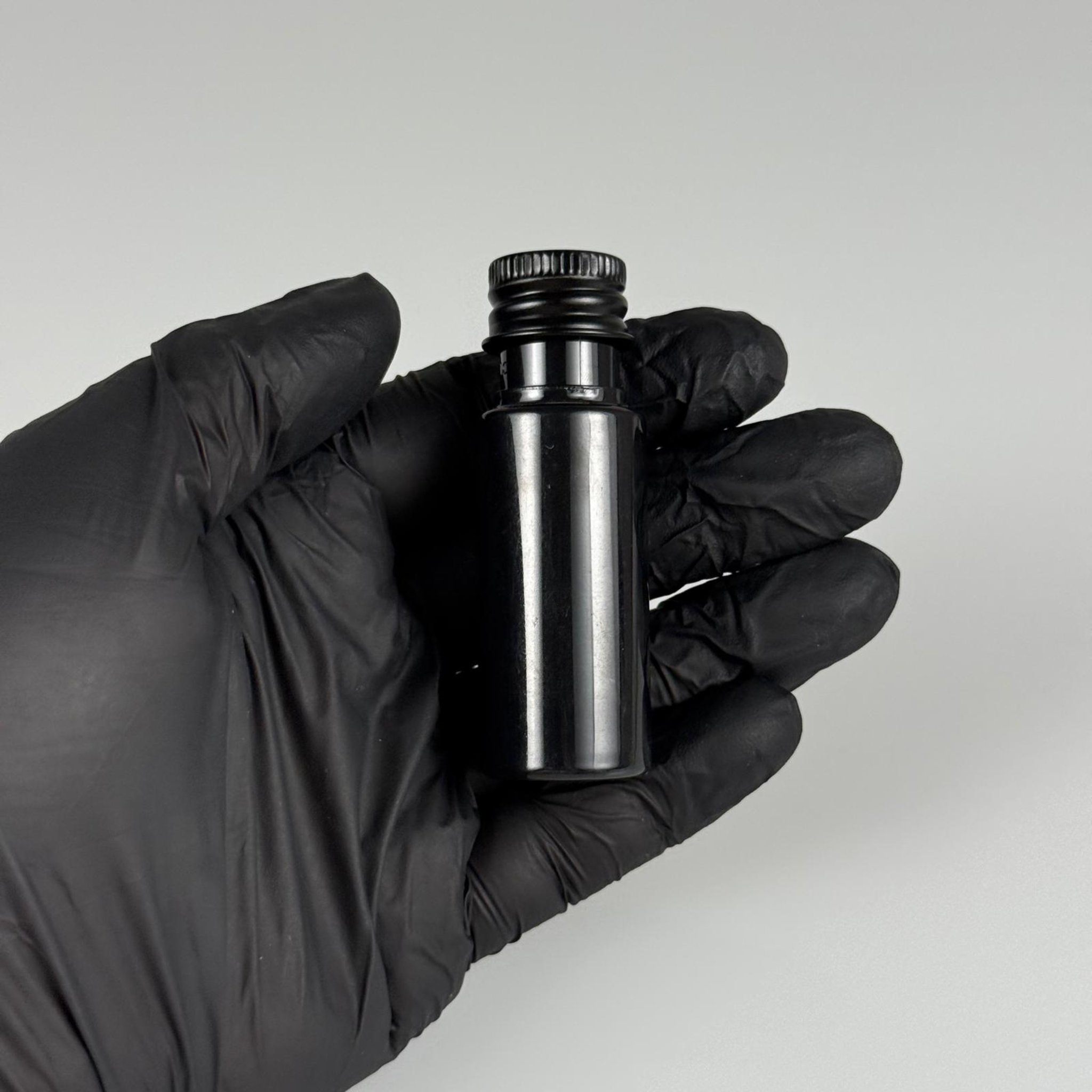 15 CC SİYAH SİLİNDİR PET ŞİŞE + KÖPÜK CONTALI SİYAH ALÜMİNYUM METAL KAPAKLI + DAMLALIKLI KOLONYA TIPALI TAKIML - 15 ML SİYAH PET ŞİŞE