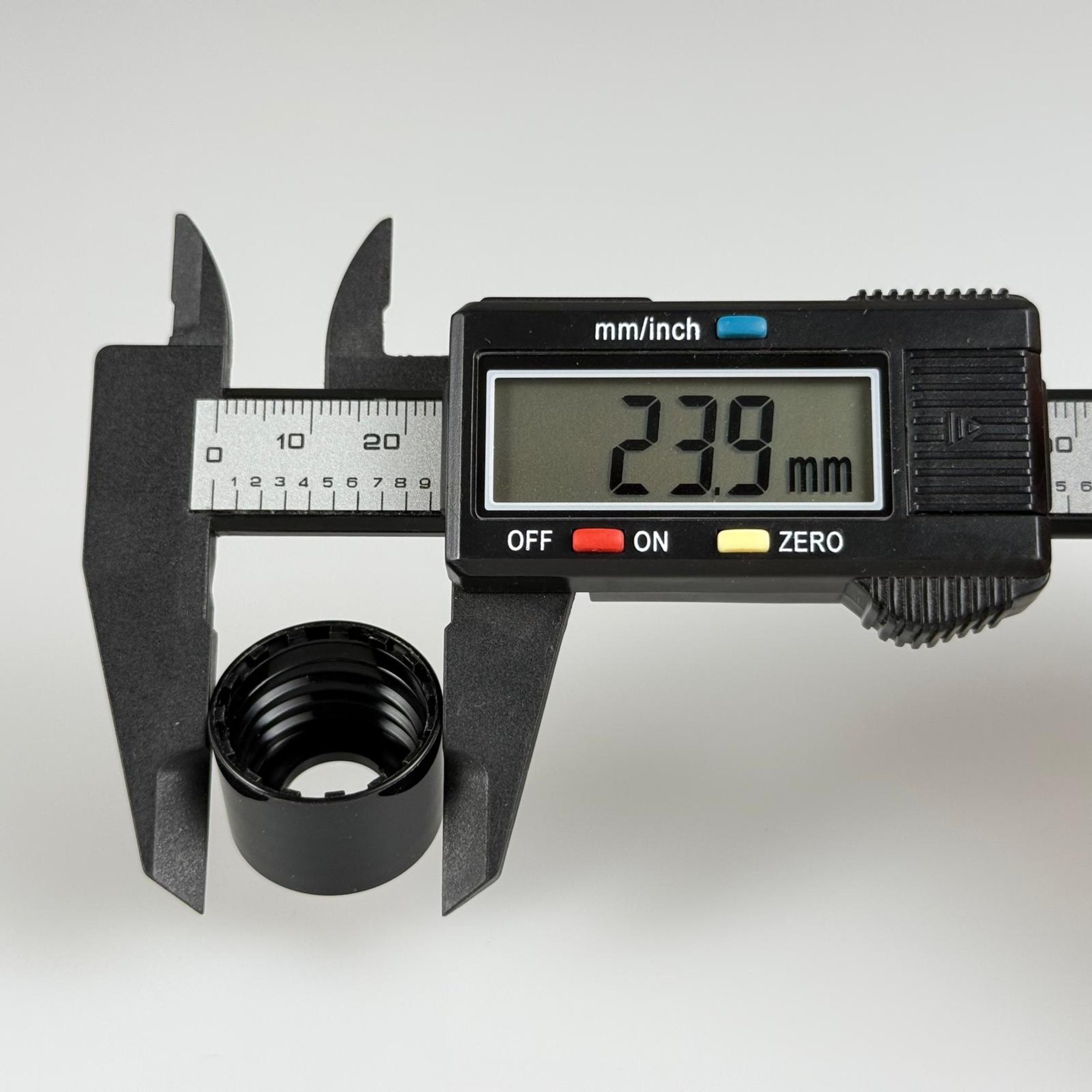 20 MM DELİKLİ SİYAH KAPAK