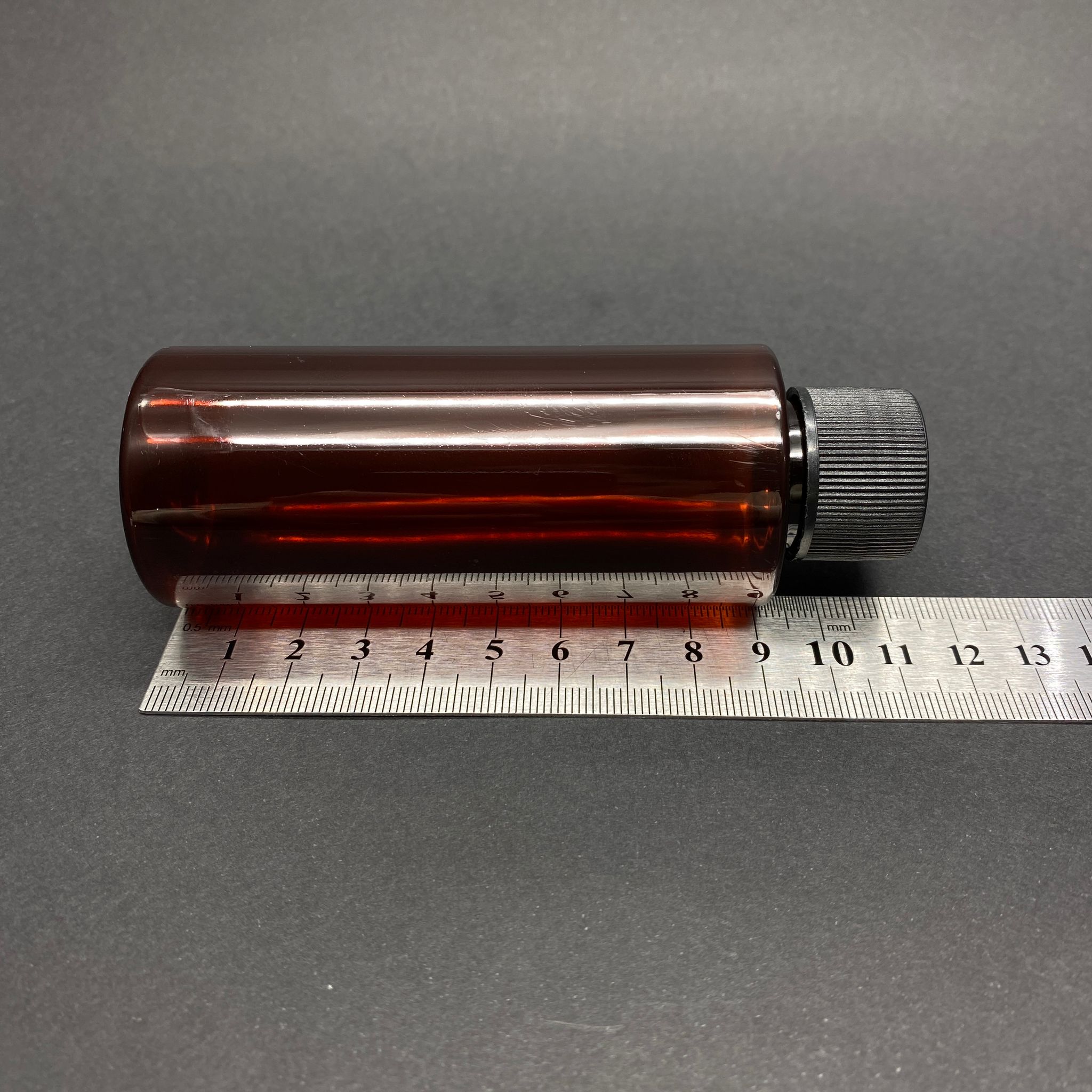 100 CC SİLİNDİR KESKİN KÜT MODEL SERT (17 GR) PET ŞİŞE - SİYAH CONTALI KAPAKLI - AĞIZ ÇAPI 24 MM - AMBER