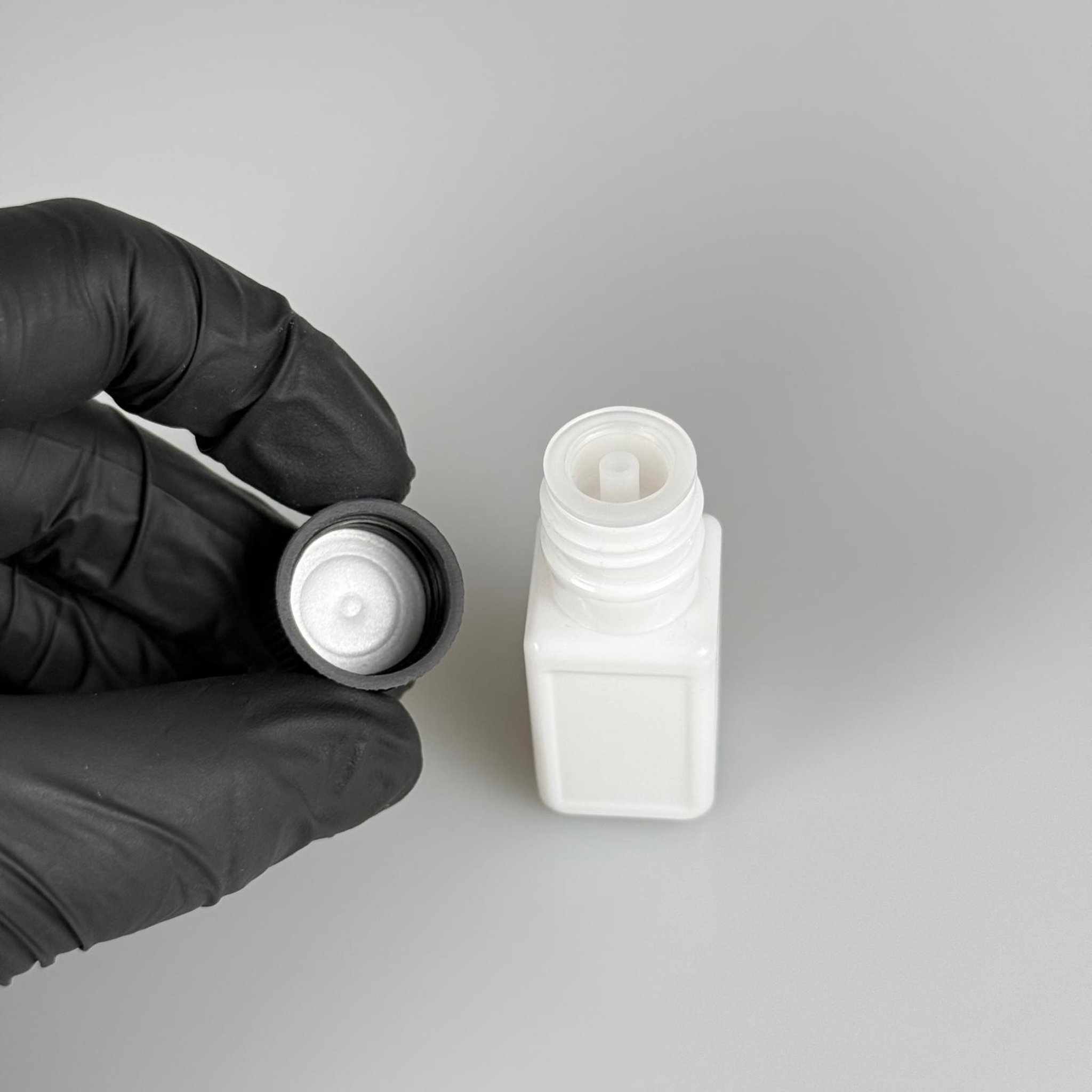 10 CC İÇTEN DAMLALIKLI PLASTİK KARE ŞİŞE -  10 ML BEYAZ PET ŞİŞE + CONTALI SİYAH KAPAK + KOLONYA TIPALI (DELEREK KULLANILIR) TAKIM
