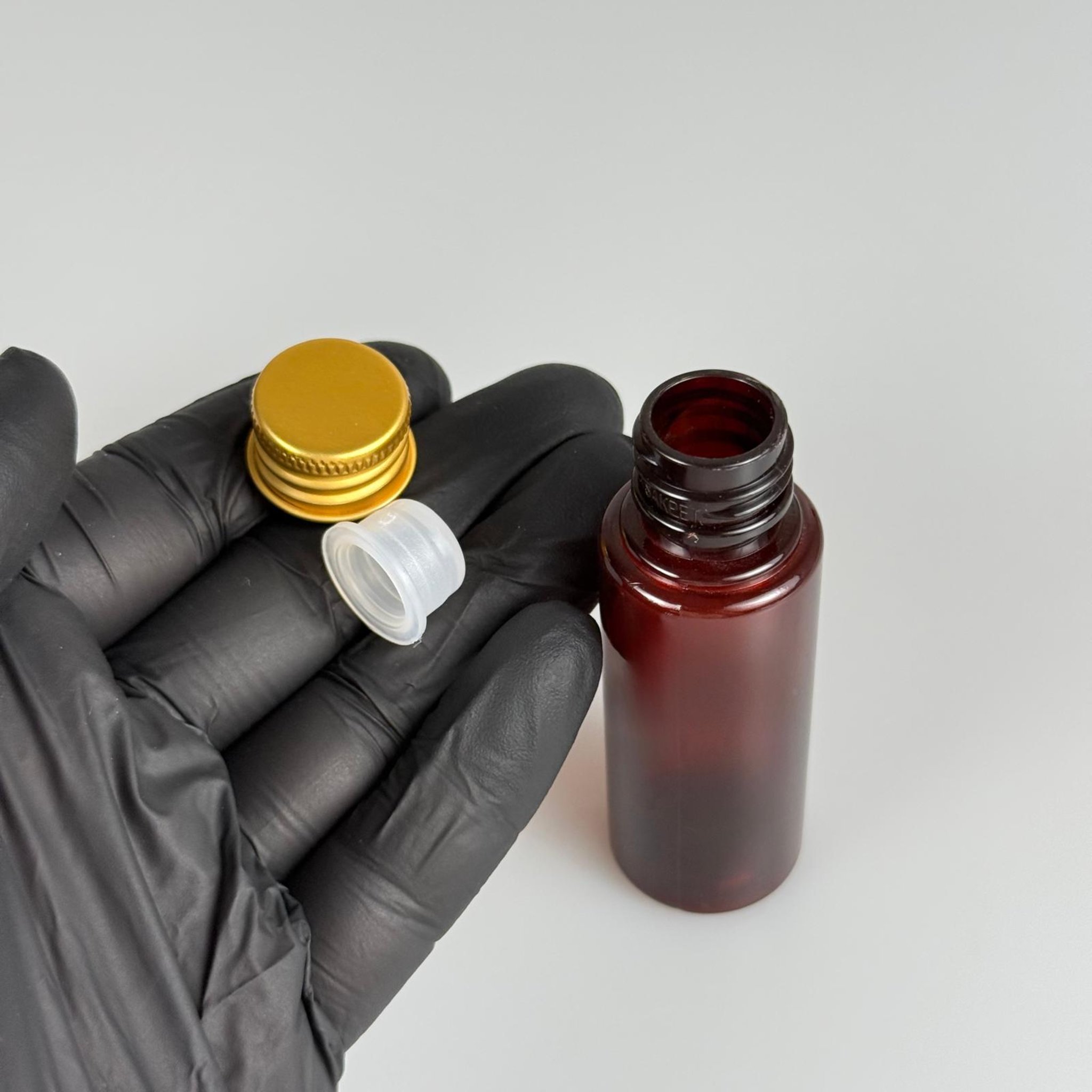 30 CC PET AMBER SHOT ŞİŞE - KÖPÜK CONTALI GOLD ALÜMİNYUM METAL KAPAKLI + KÖR TIPALITAKIM - 30 ML KAHVERENGİ PLASTİK ŞİŞE