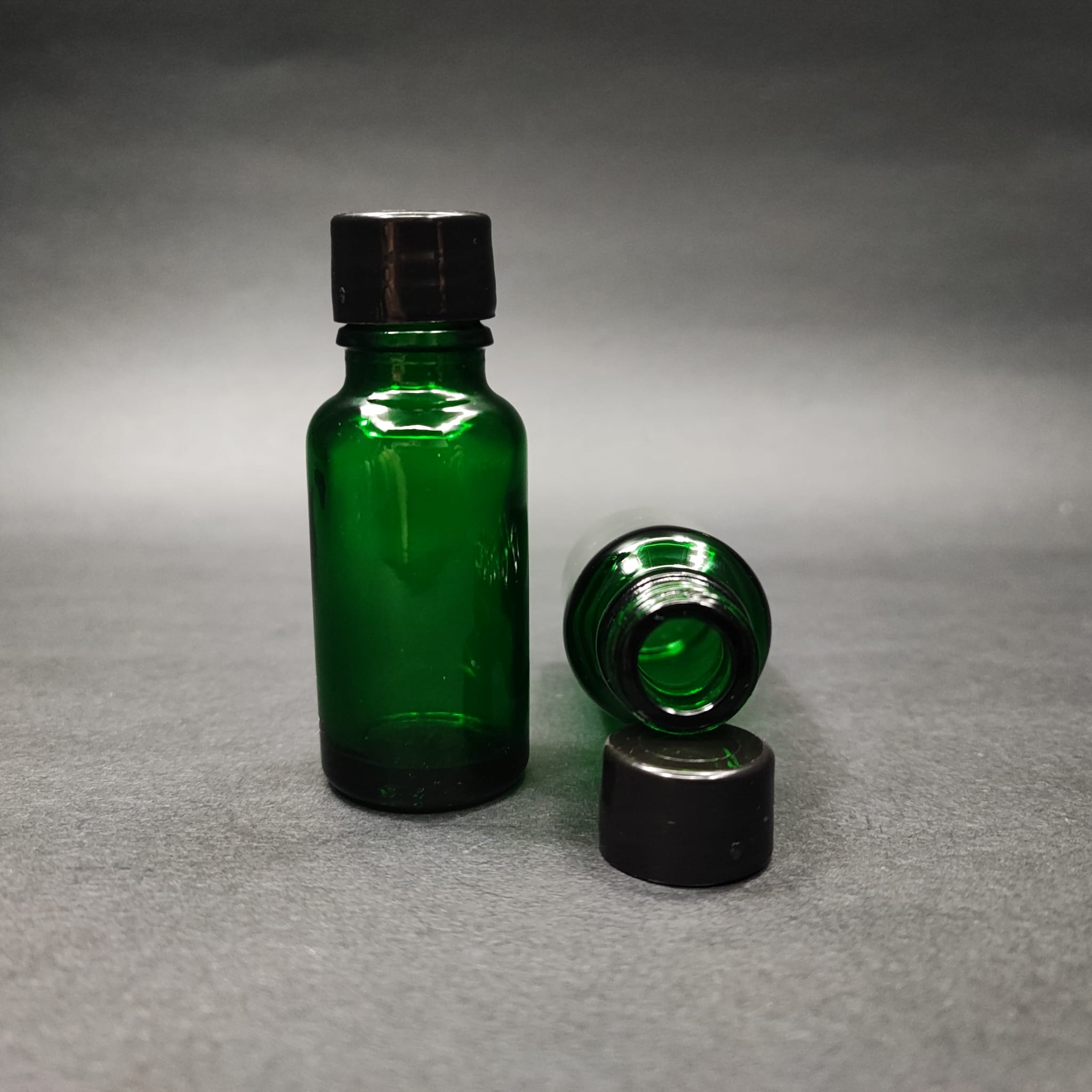 20 CC YEŞİL CAM ŞİŞE + KENDİNDEN CONTALI SIZDIRMAZ SİYAH KAPAK - 20 ML KAPAKLI CAM ŞİŞE