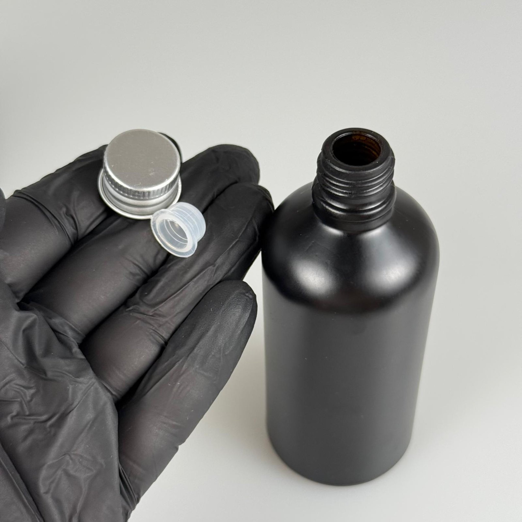 100 CC MAT SİYAH CAM ŞİŞE + KÖPÜK CONTALI GÜMÜŞ ALÜMİNYUM METAL KAPAKLI + KÖR TIPALI TAKIM - 100 ML MAT SİYAH CAM ŞİŞE