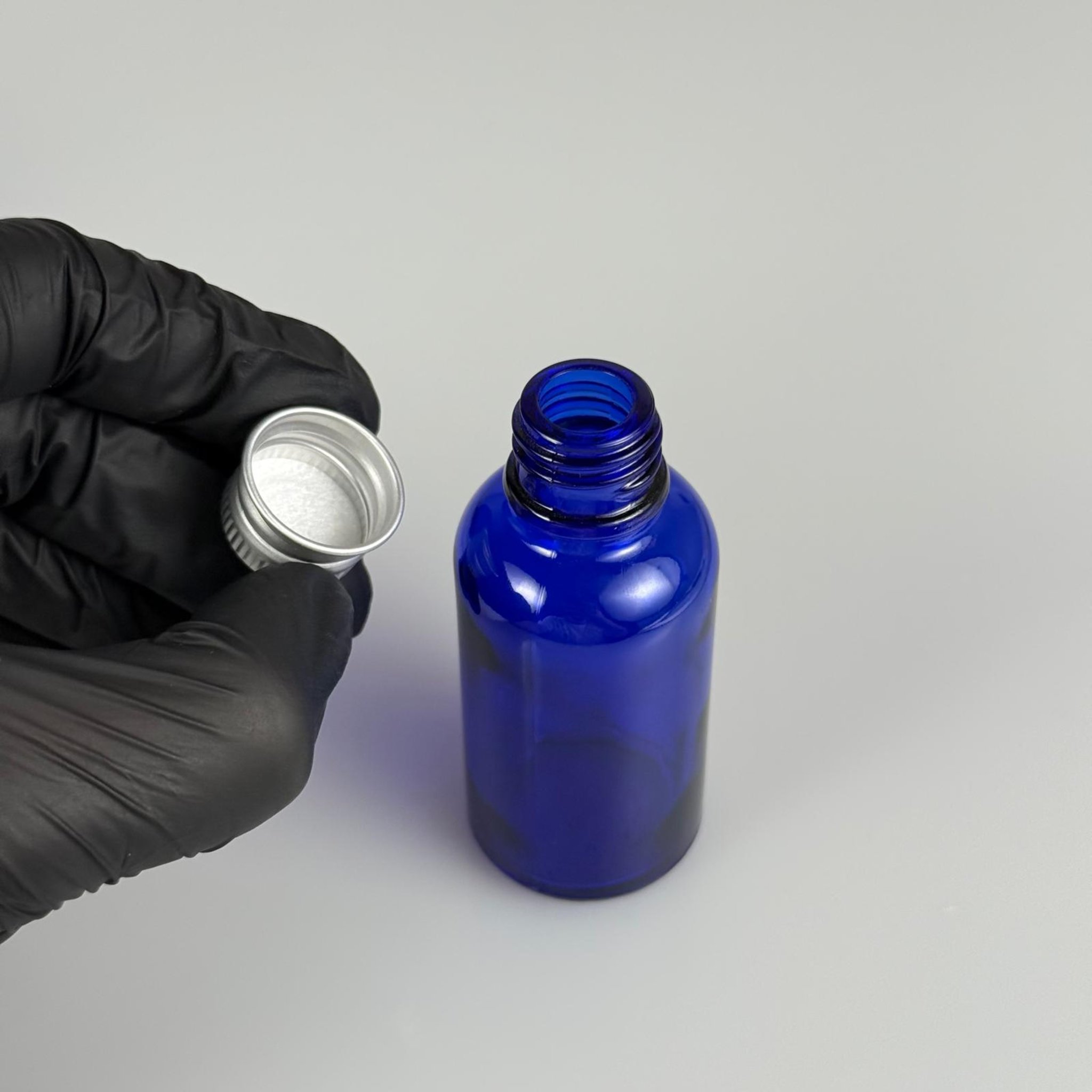 30 CC MAVİ CAM ŞİŞE + KÖPÜK CONTALI GÜMÜŞ ALÜMİNYUM METAL KAPAKLI TAKIM - 30 ML MAVİ CAM ŞİŞE