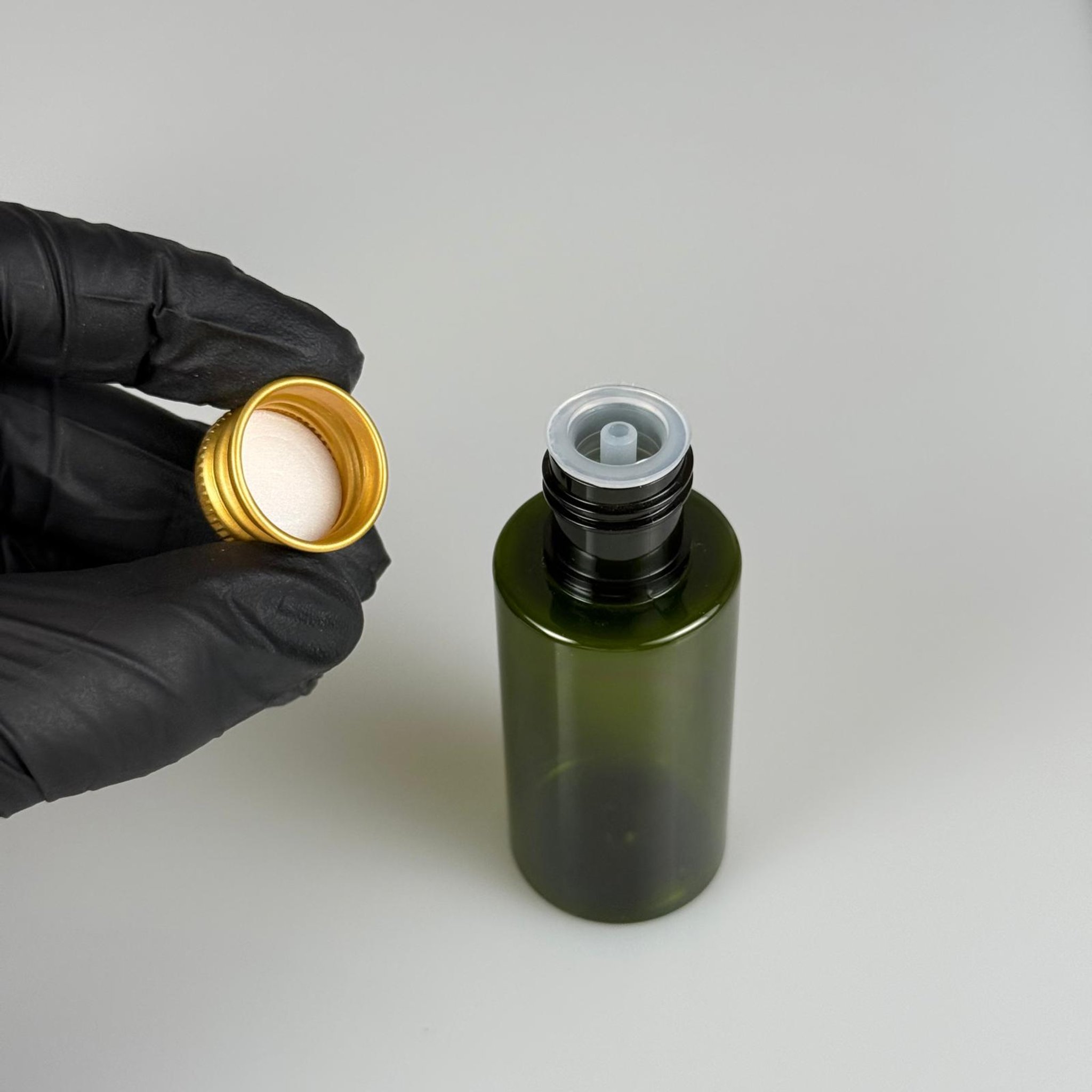 35 CC  SİLİNDİR YEŞİL PET ŞİŞE + KÖPÜK CONTALI GOLD ALÜMİNYUM METAL KAPAKLI + DAMLALIKLI KOLONYA TIPALI TAKIM - 35 ML PLASTİK ŞİŞE