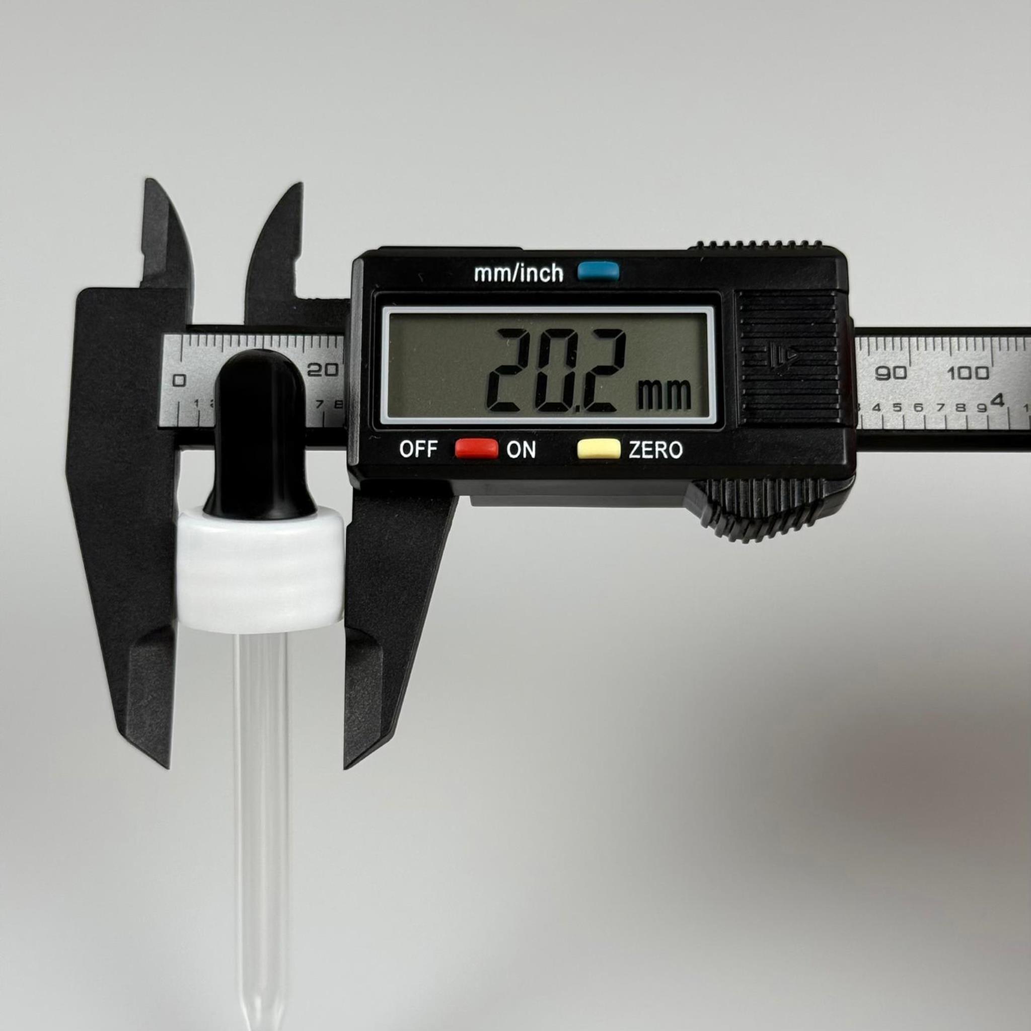 18 MM CAM DAMLALIKLI TAKIM - SİYAH EMZİK +  DELİKLİ PLASTİK DÜZ BEYAZ KAPAK + 76 MM SİVRİ ( UCU İNCE ) CAM PİPET