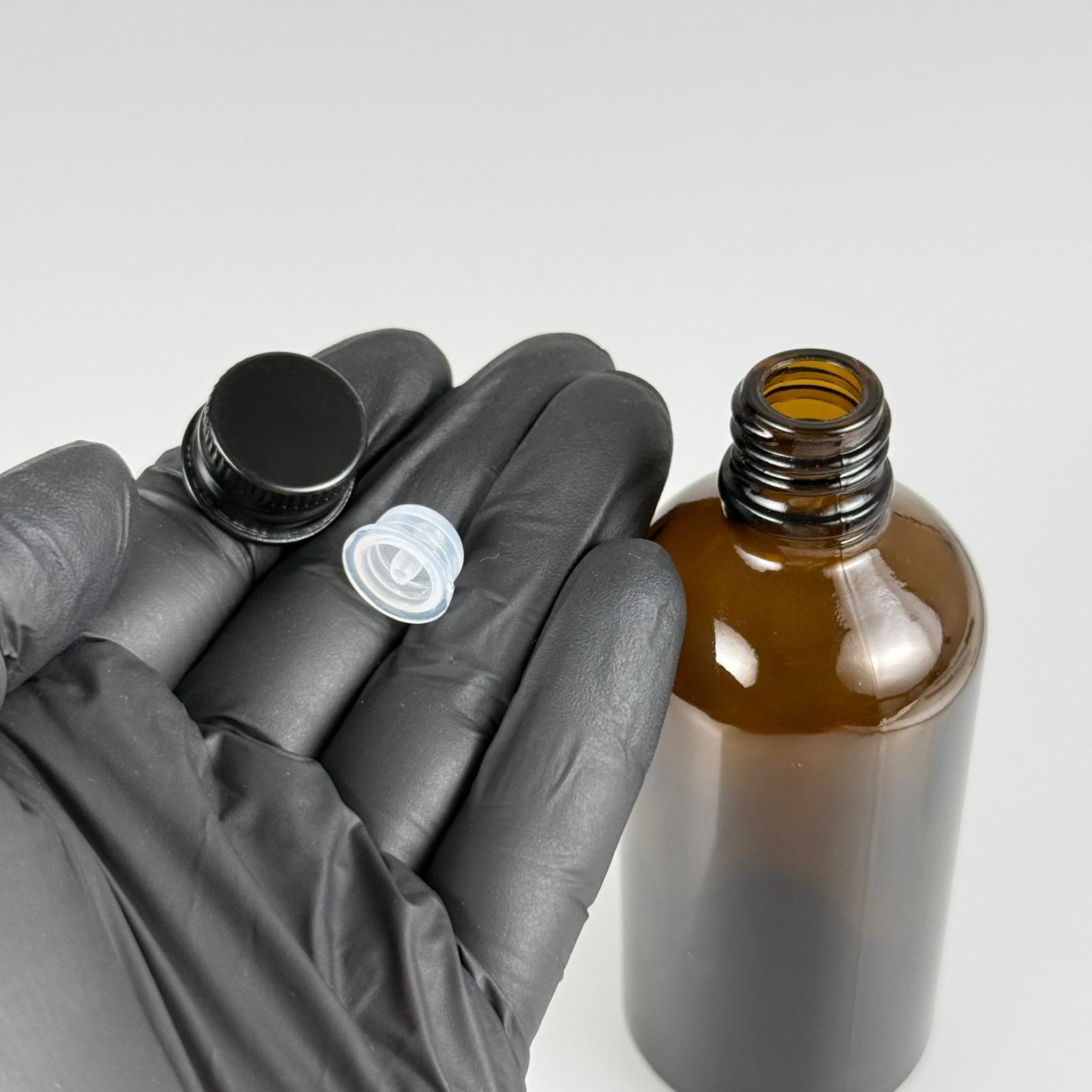 100 CC AMBER CAM ŞİŞE + KÖPÜK CONTALI SİYAH ALÜMİNYUM METAL KAPAKLI + DAMLALIKLI KOLONYA TIPALI TAKIM - 100 ML KAHVERENGİ CAM ŞİŞE