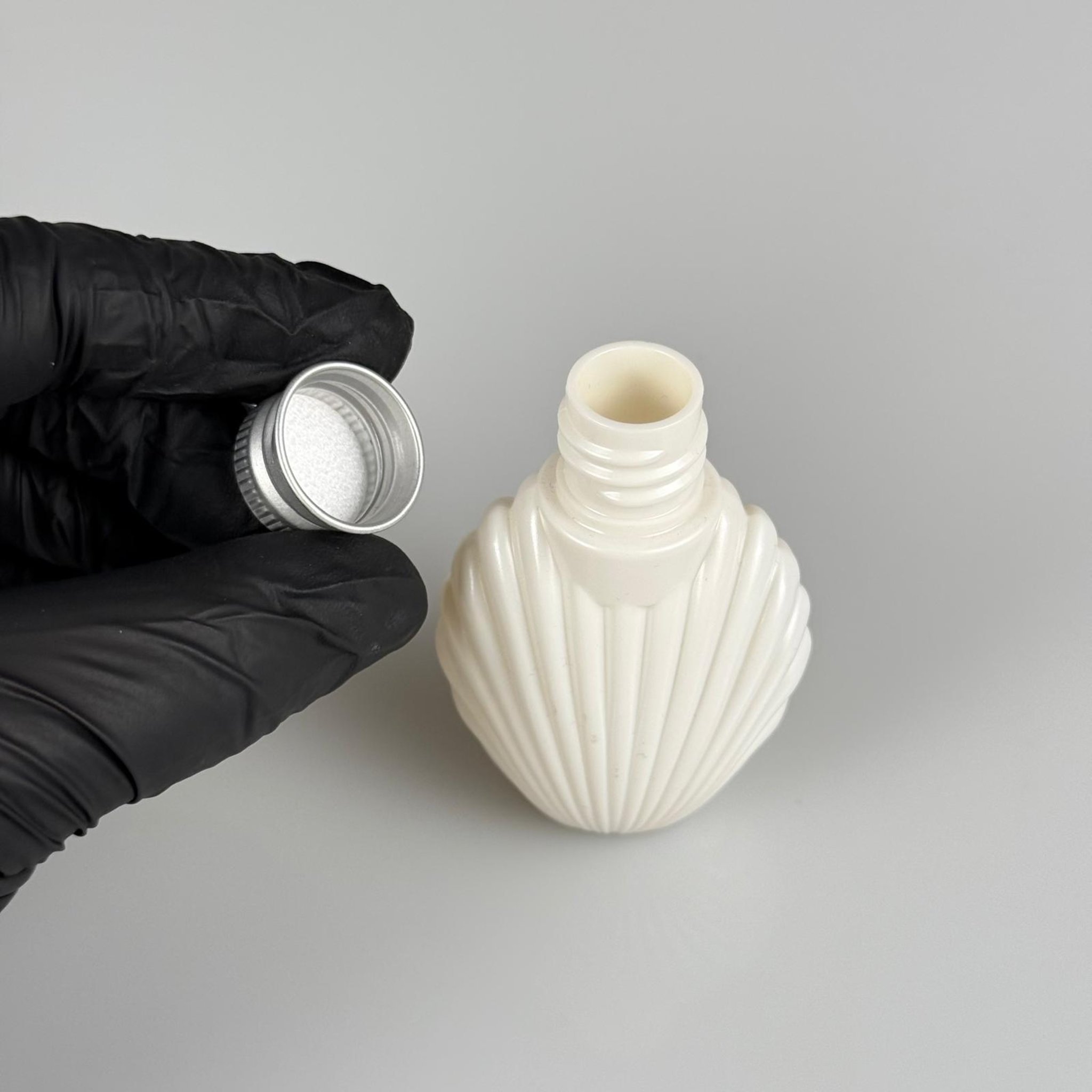 40 CC BEYAZ İSTİRİDYE PET ŞİŞE + KÖPÜK CONTALI GÜMÜŞ ALÜMİNYUM METAL KAPAKLI TAKIM - 40 ML KAPAKLI CAMPET ŞİŞE